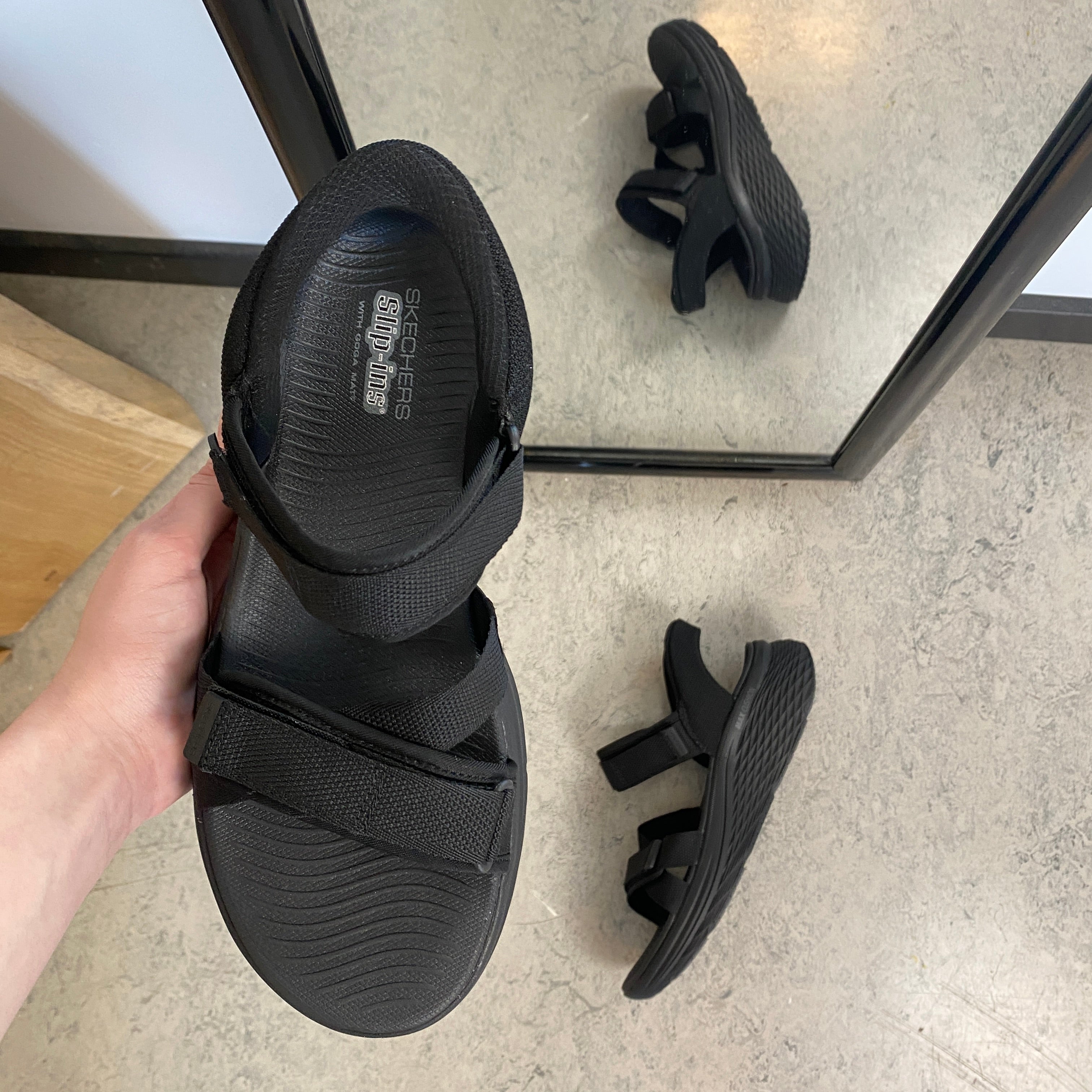 Skechers Max Cushioning sandal i svart – maximal komfort & enkel Slip-ins-passform