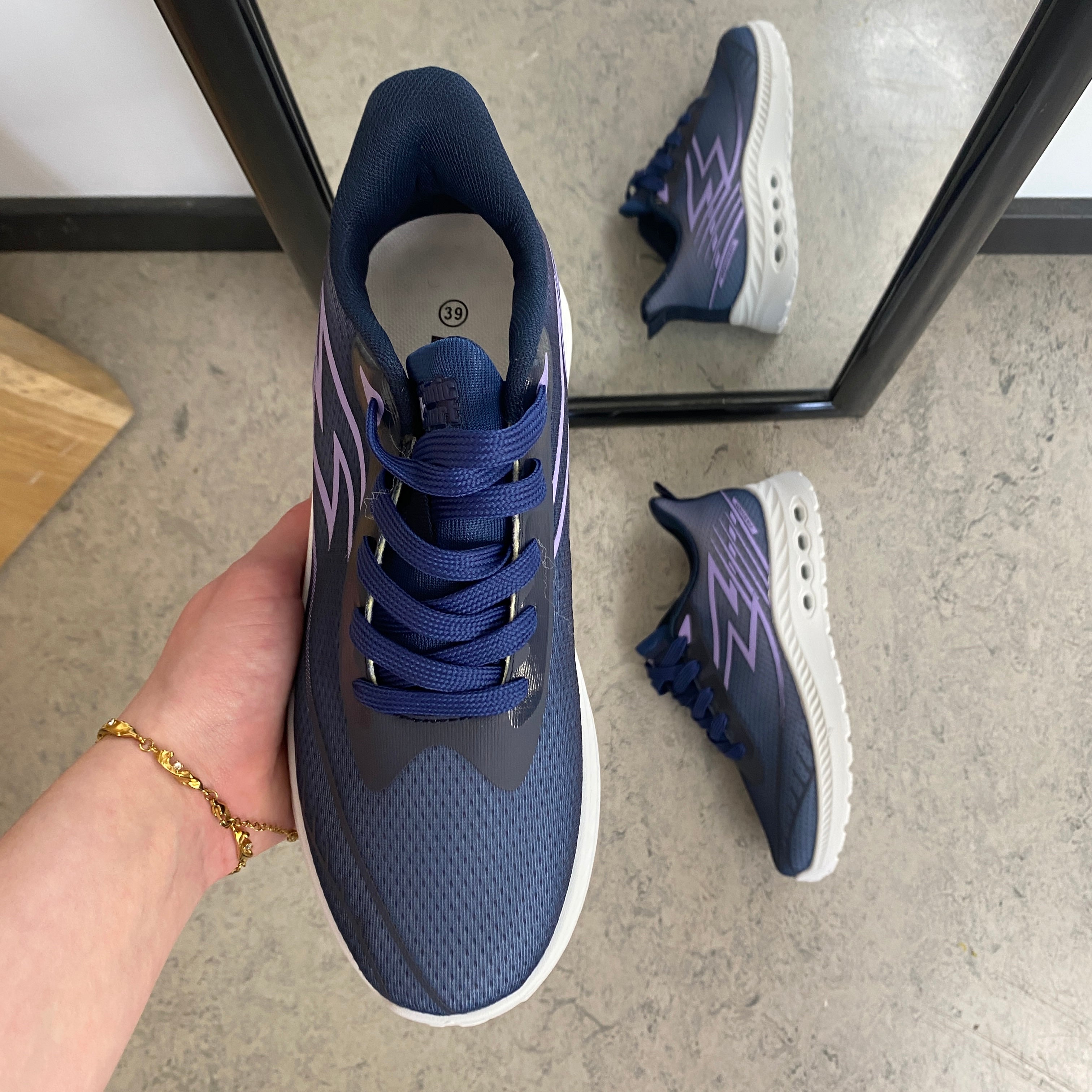 Blå lätta sneakers i mesh med stötdämpande sula