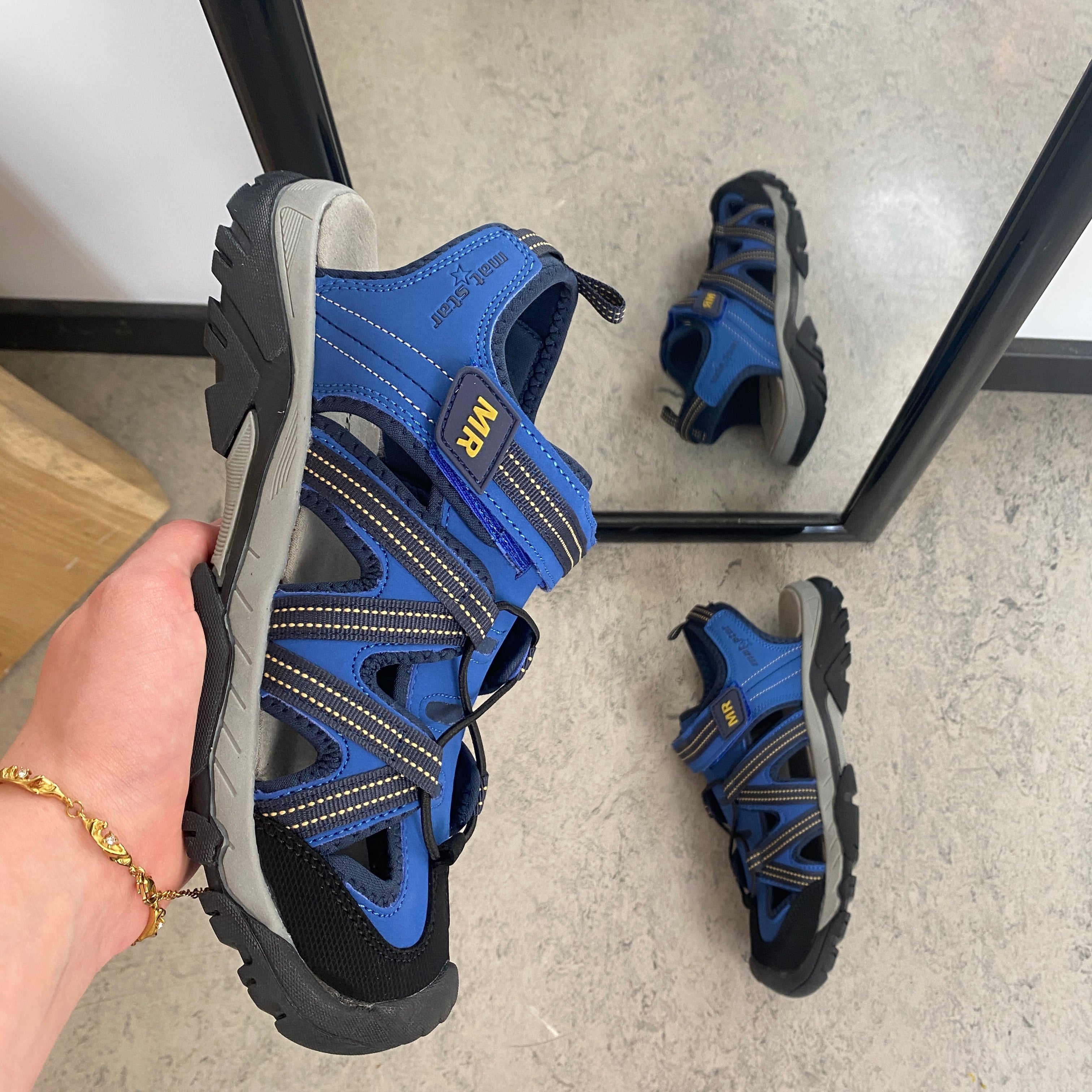Robust blå vandringssandal med bra stöd