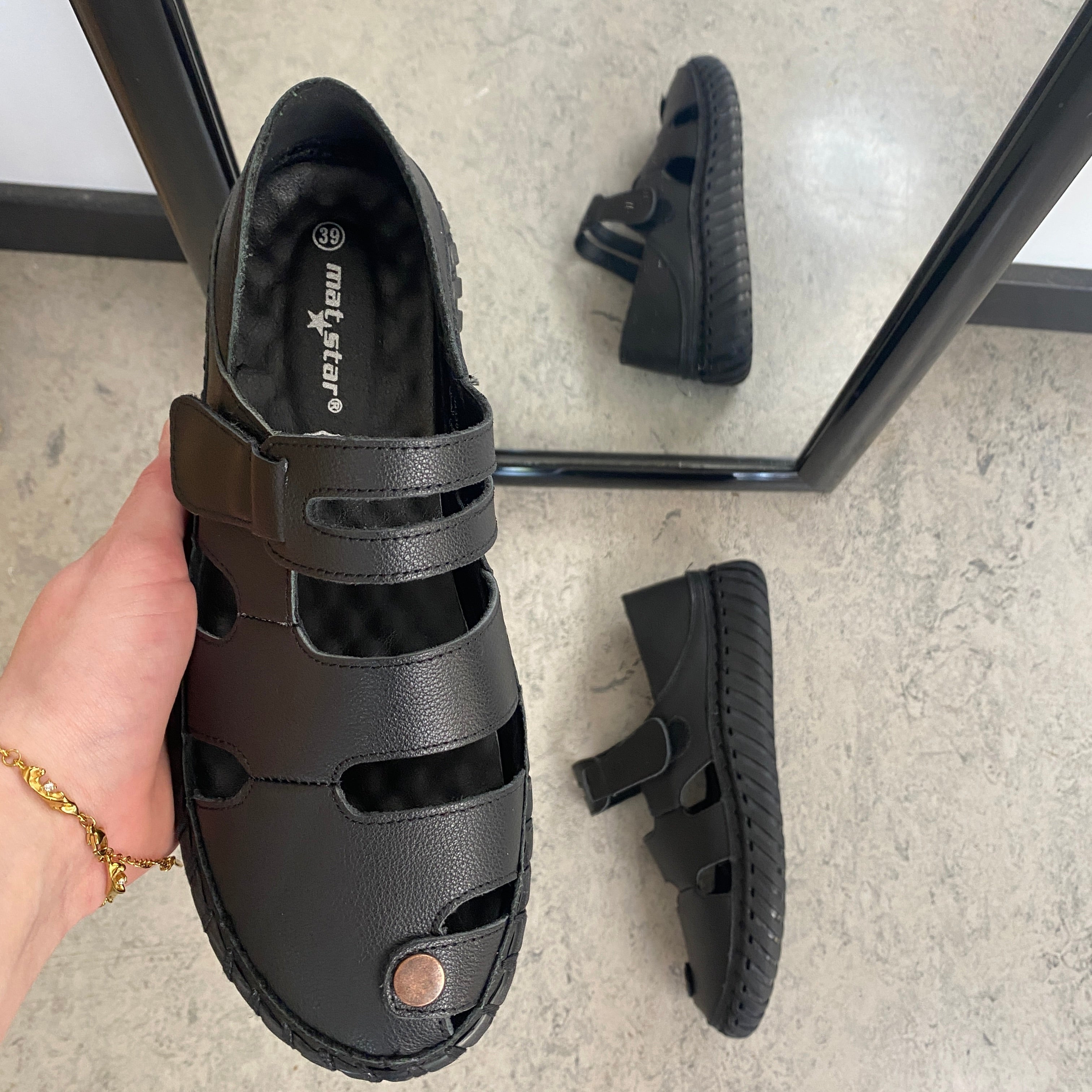 Svart komfortsandal med stängd tå och flexibel sula