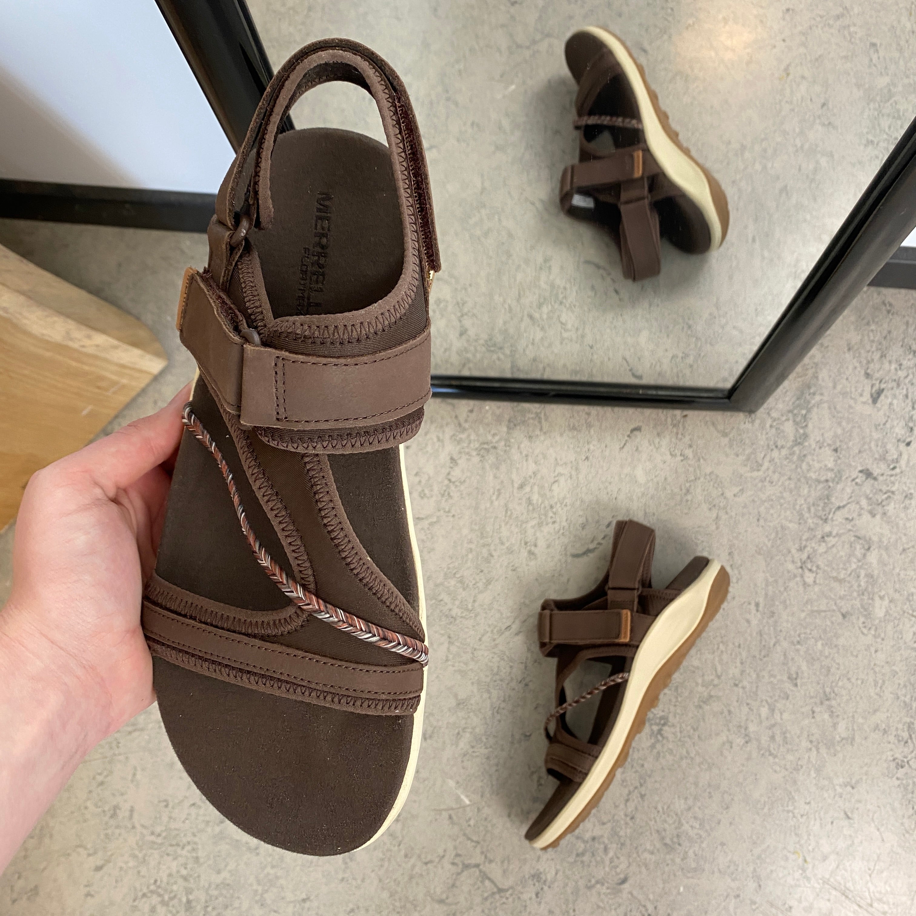 Brun Merrell-sandal – lätt och bekväm med justerbar passform