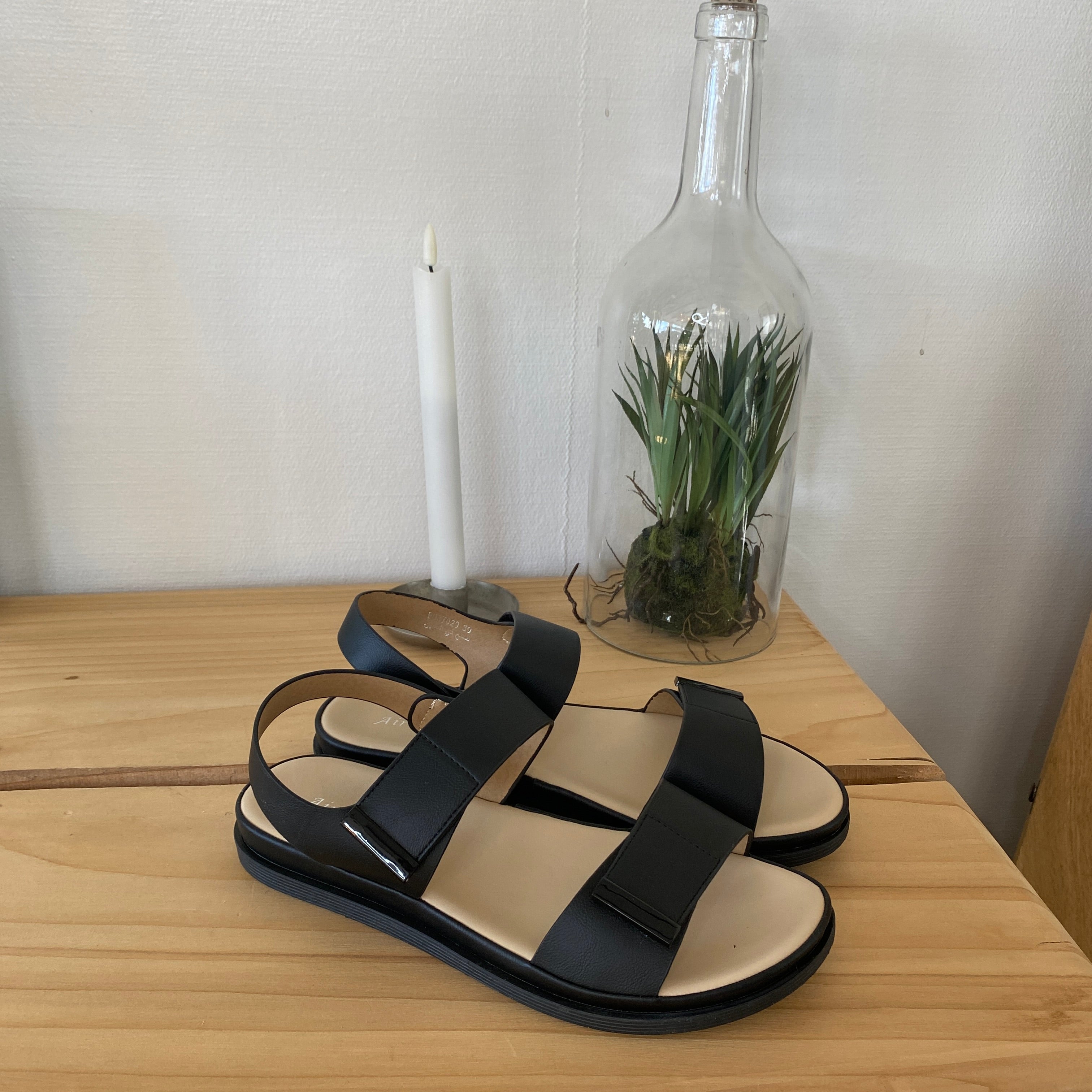 Svart sandal med justerbara remmar & mjuk komfortsula
