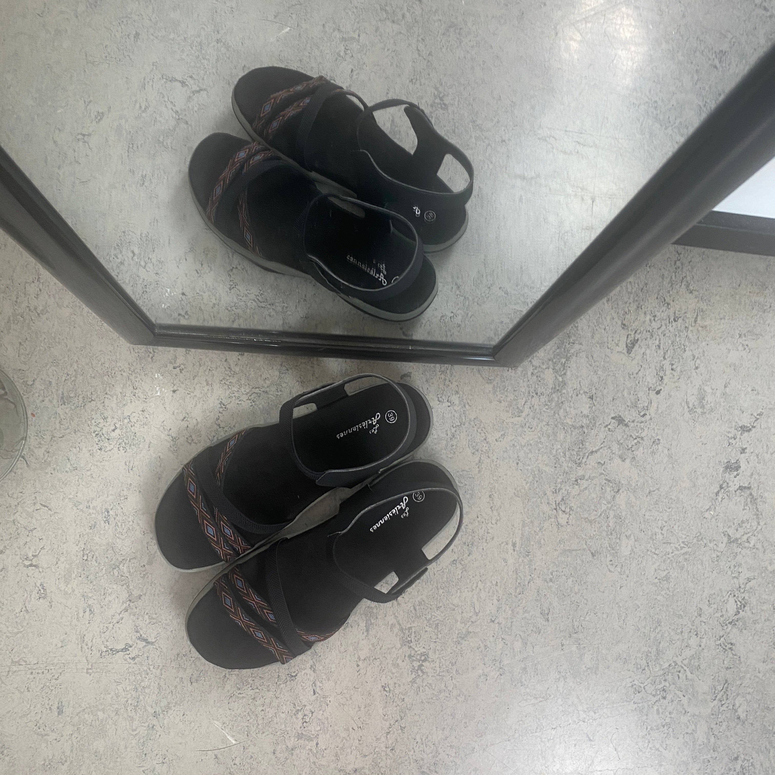 Svart sandal med elastiska remmar & kardborre – klassisk & användbar