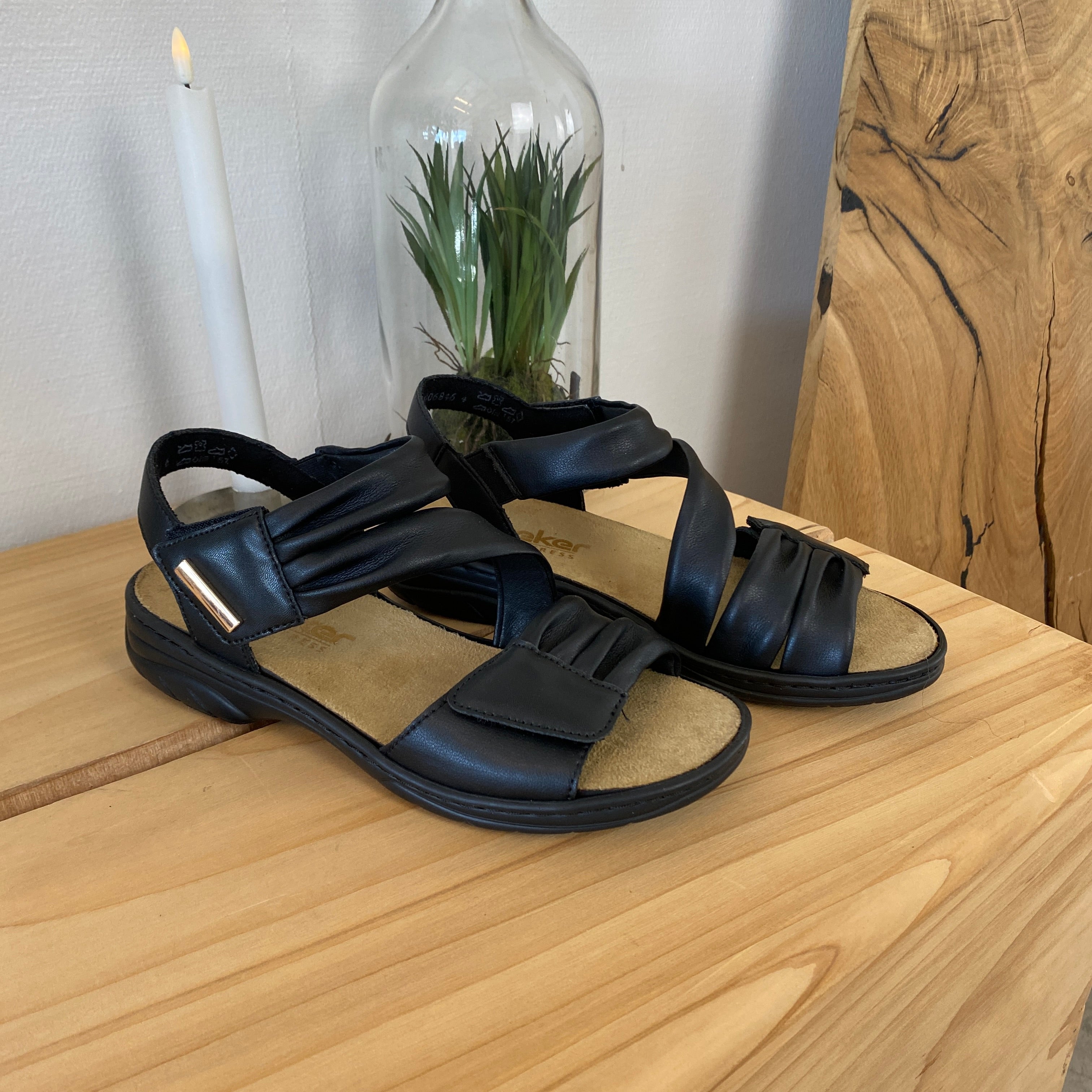 Rieker damsandal svart – klassisk komfort med stöd och justerbar passform