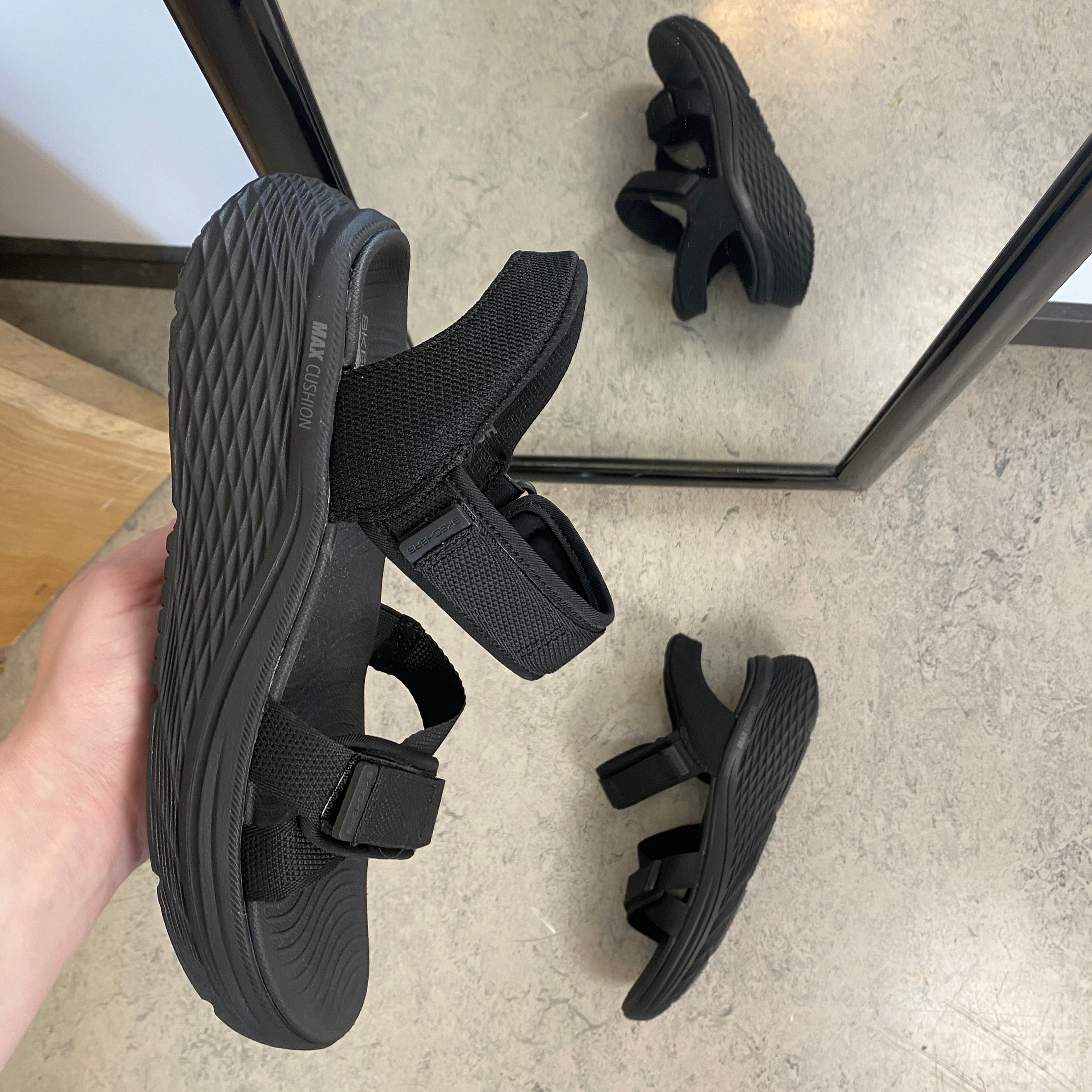 Skechers Max Cushioning sandal i svart – maximal komfort & enkel Slip-ins-passform