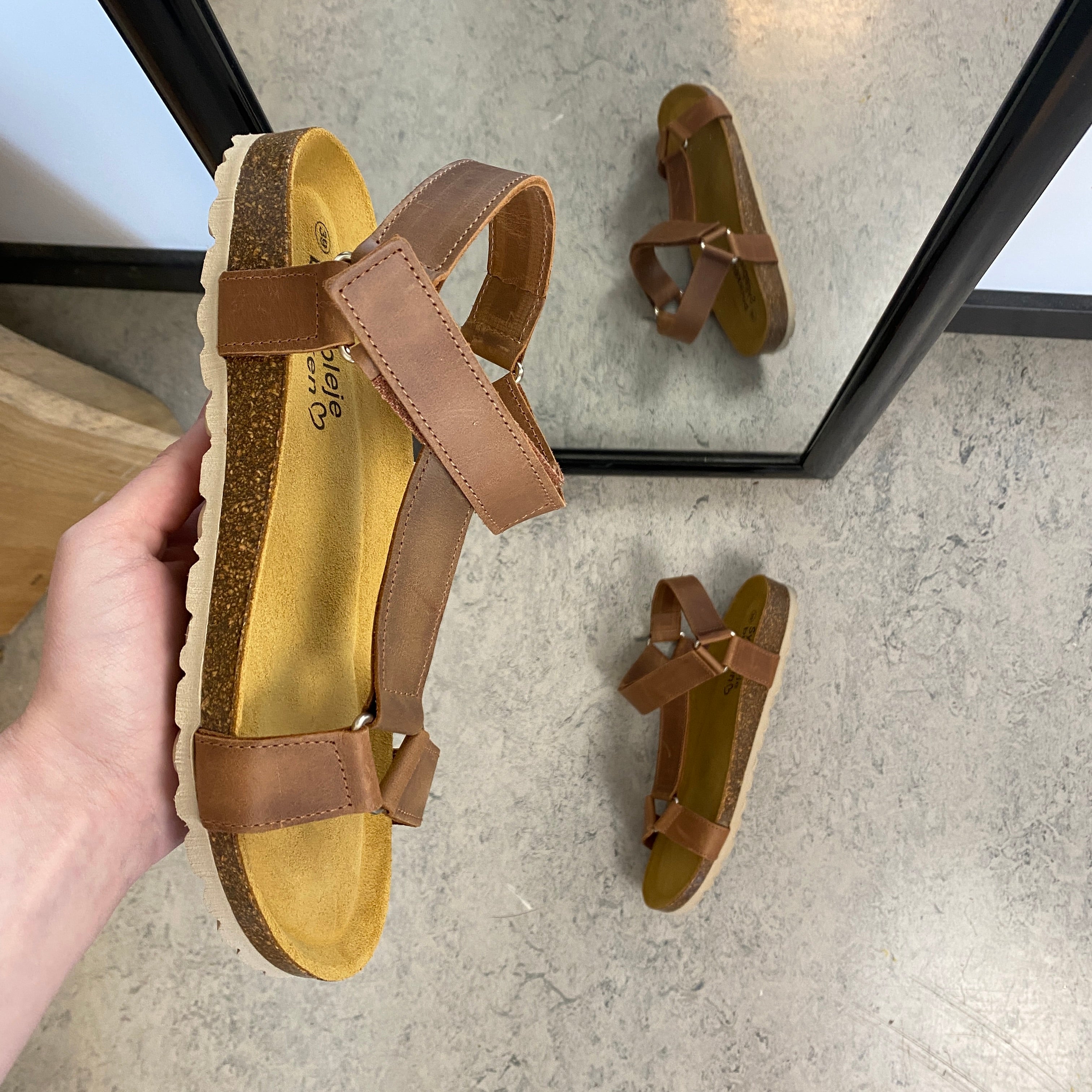 Crazy Brandi sandal i brunt läder – komfortsandal med fast passform | SSKbutiken.se