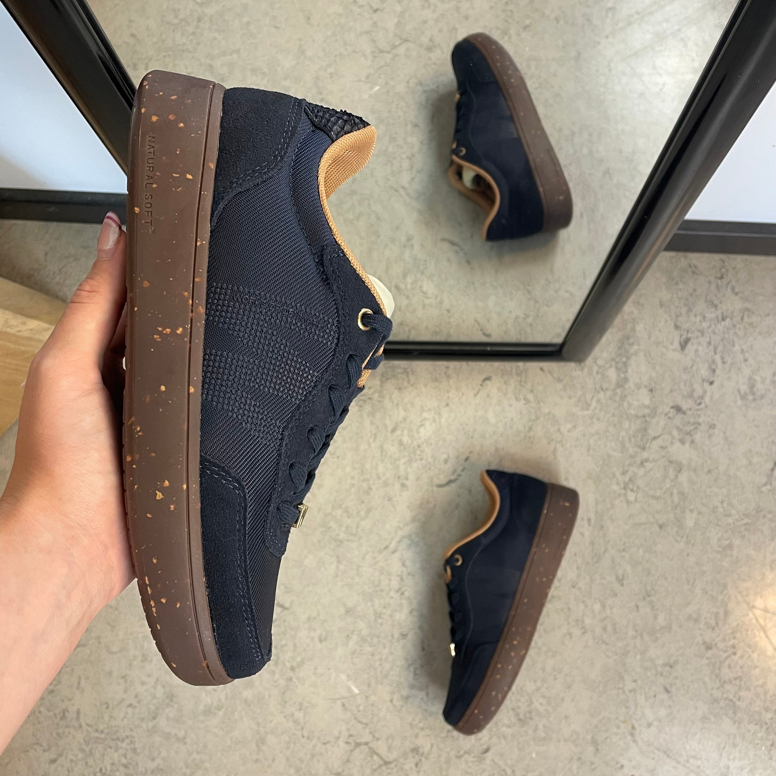 Woden Line Sneak – navy sneaker med gulddetaljer och mjuk komfort