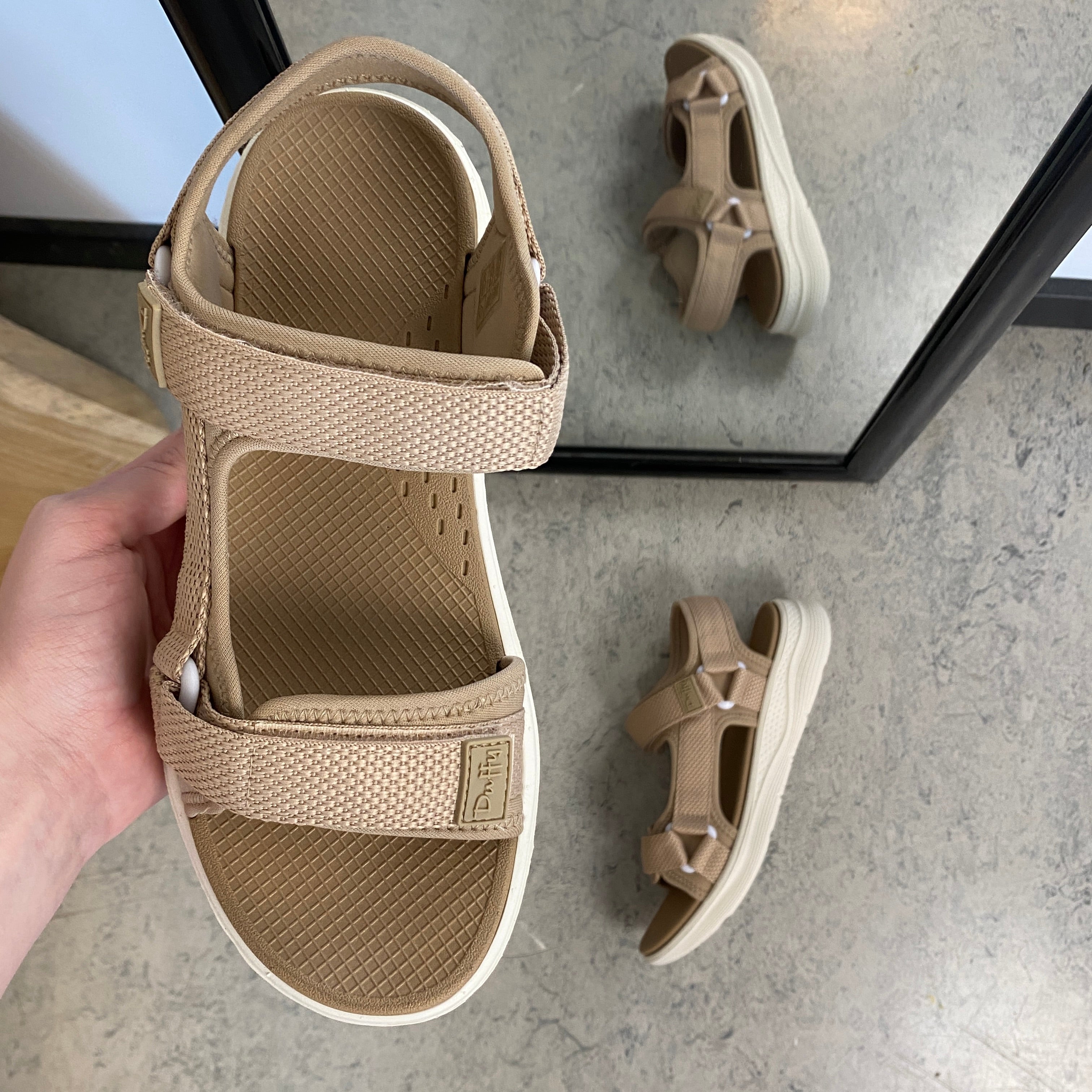 Taupe bekväm sandal med justerbara remmar & lätt stötdämpning