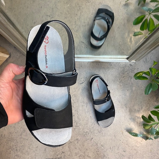Svart lädersandal med tre justerbara remmar och avtagbar innersula