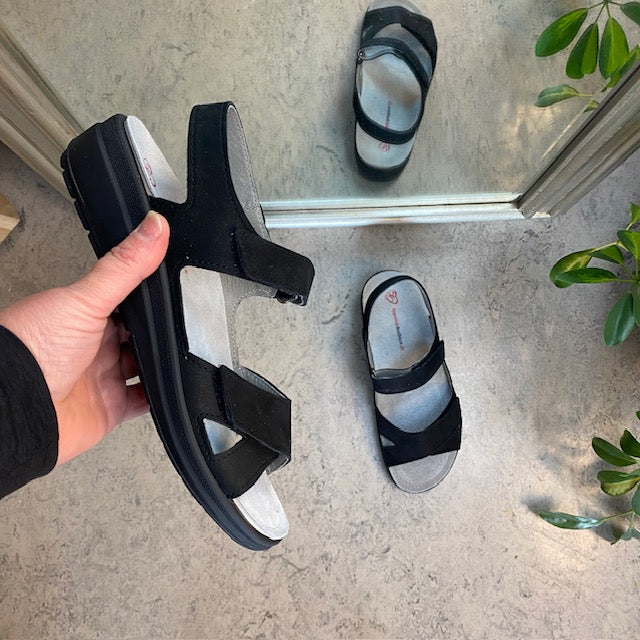 Svart stötdämpande sandal med avtagbar sula