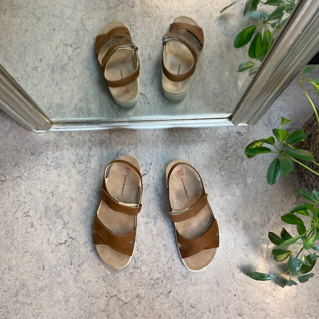 Stötdämpande brun sandal med avtagbar sula