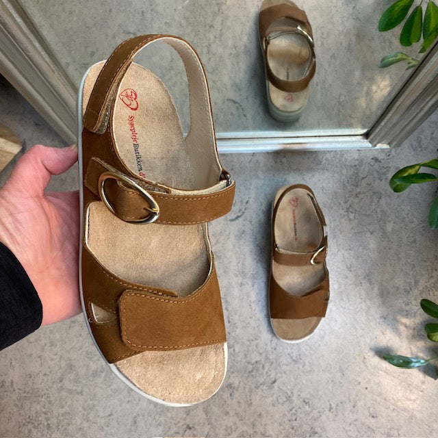 Brun lädersandal med tre justerbara remmar och avtagbar innersula