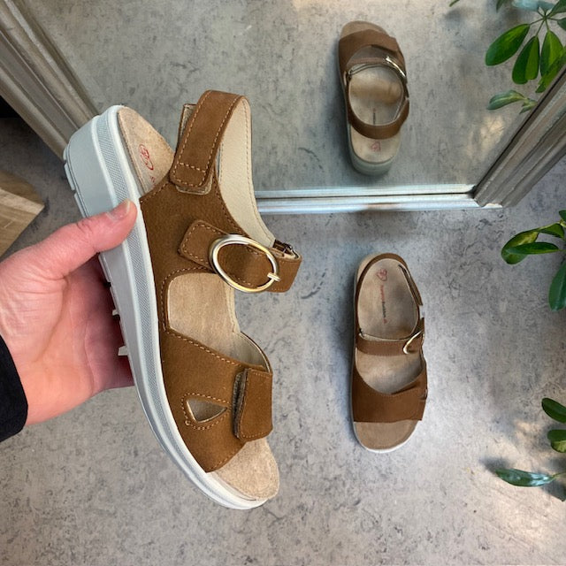 Brun lädersandal med tre justerbara remmar och avtagbar innersula