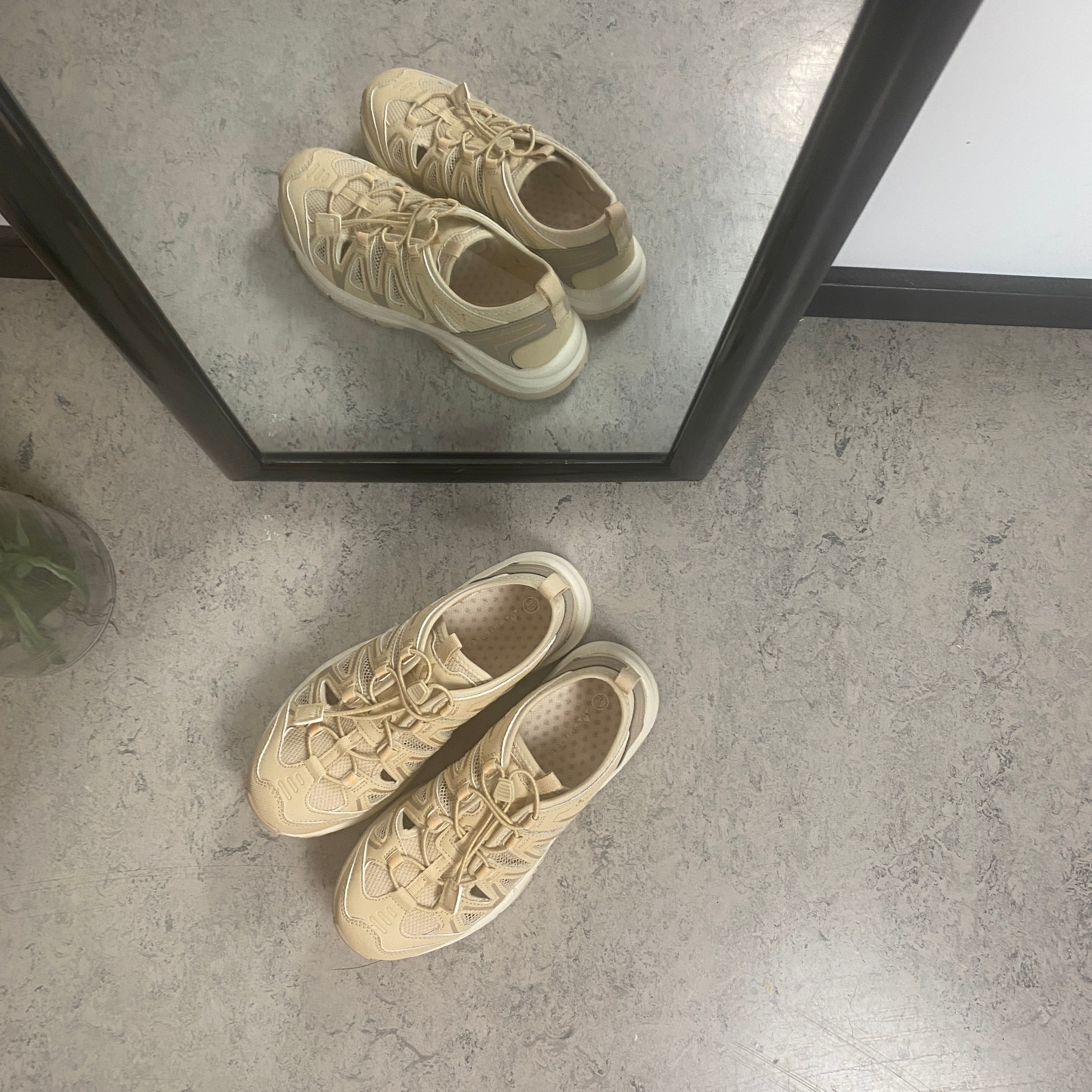 Whistler Puente W Shoe – Extra ventilerad sneaker i beige med elastisk snörning