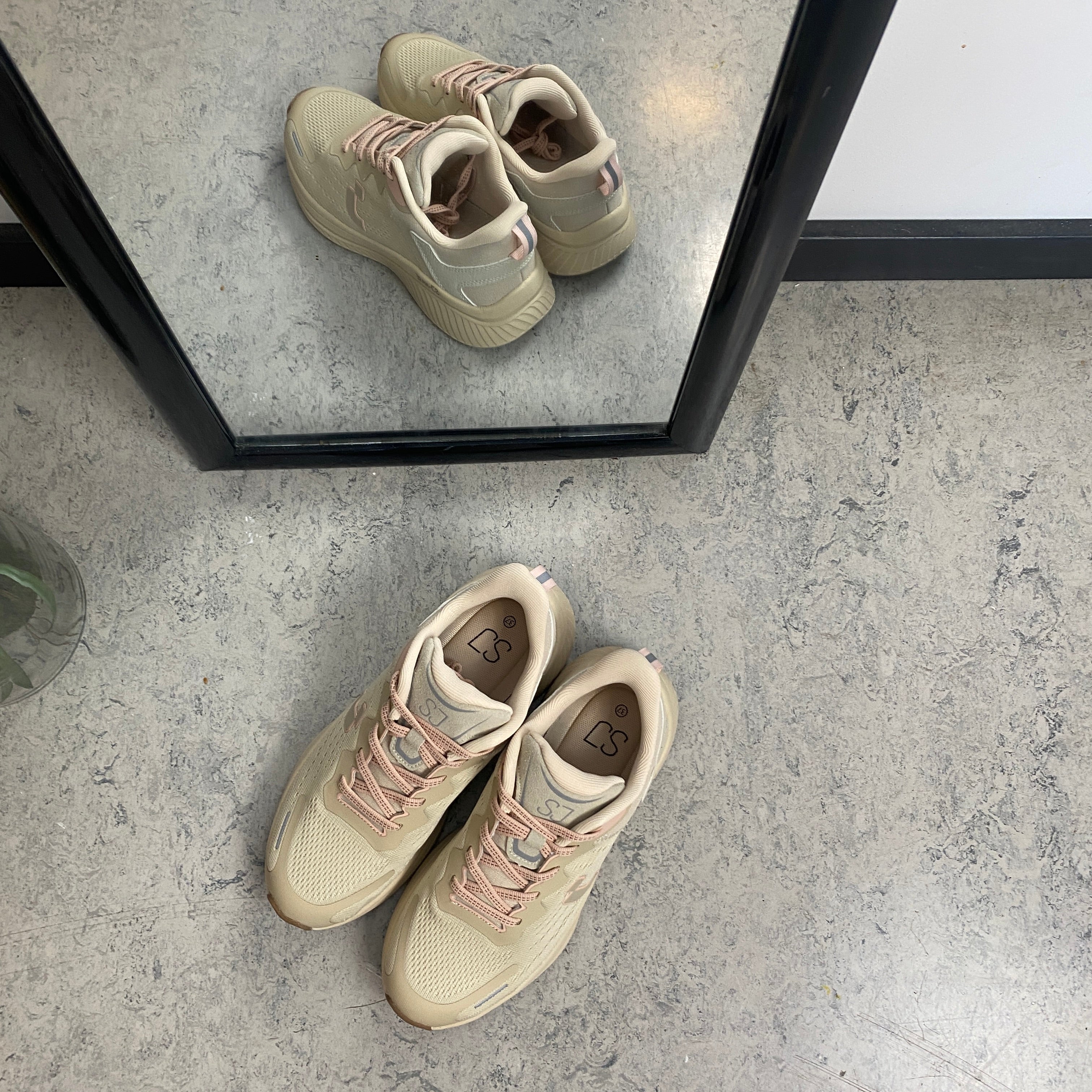 Beige lättviktsko – SSKbutiken.se