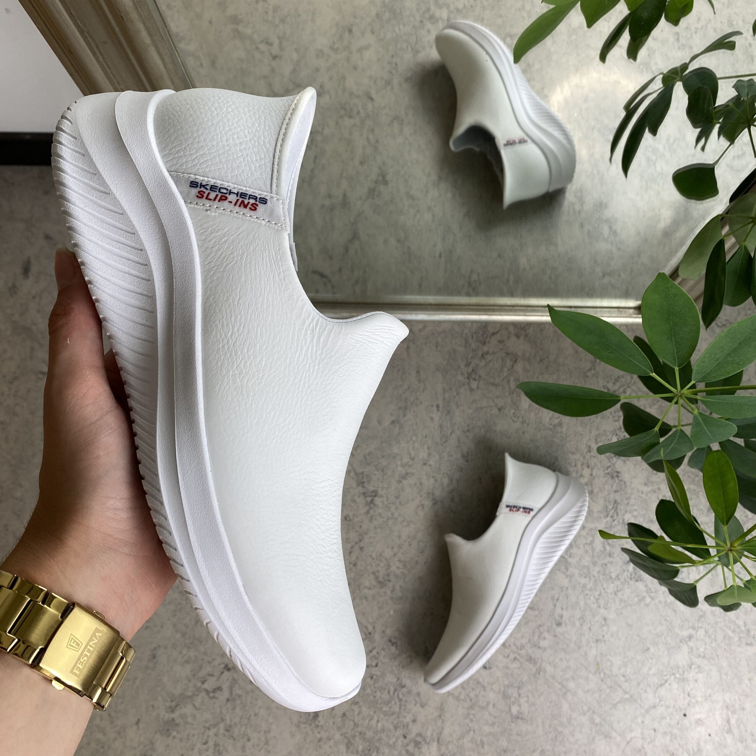 Vita slip-in-skor i läder från Skechers