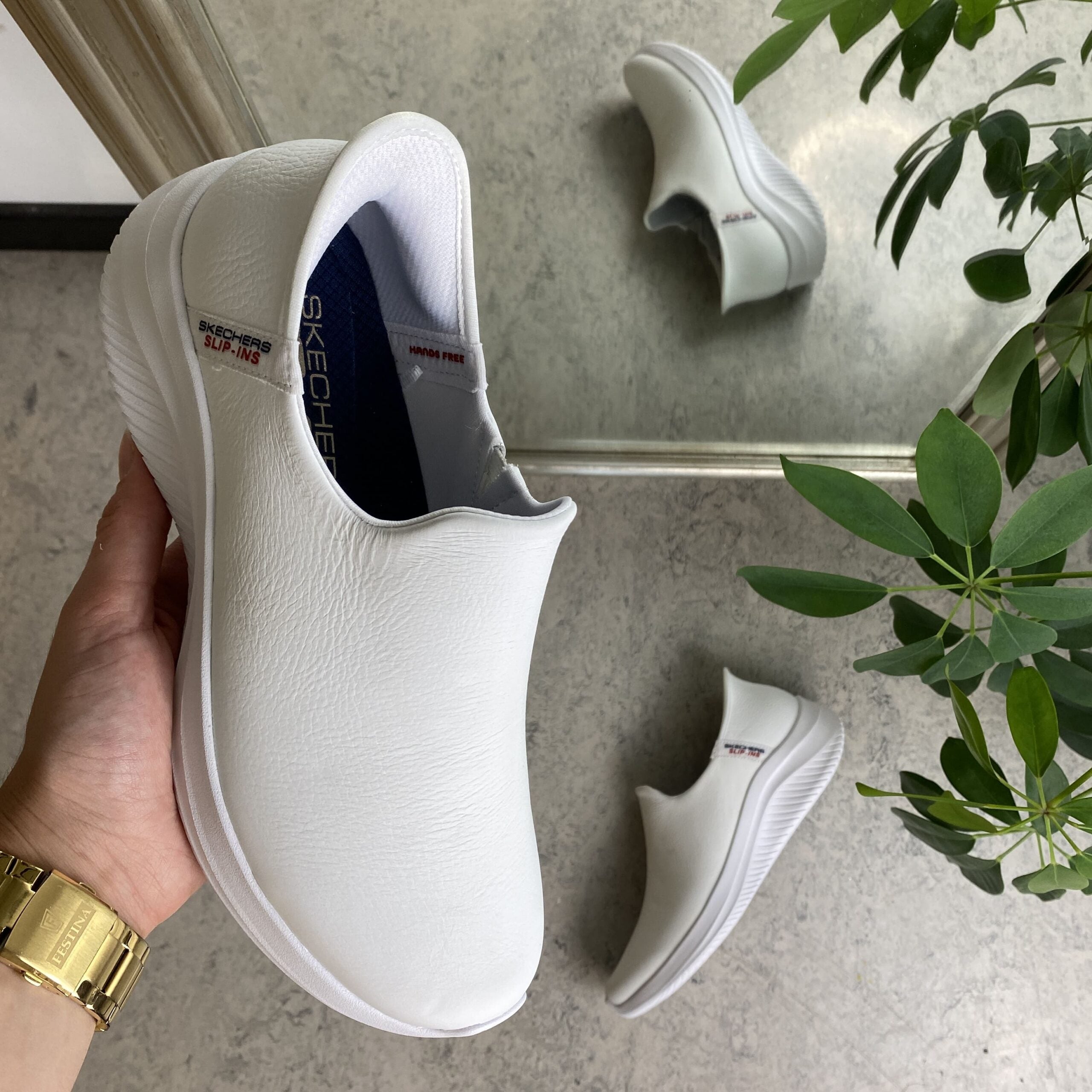 Vita slip-in-skor i läder från Skechers