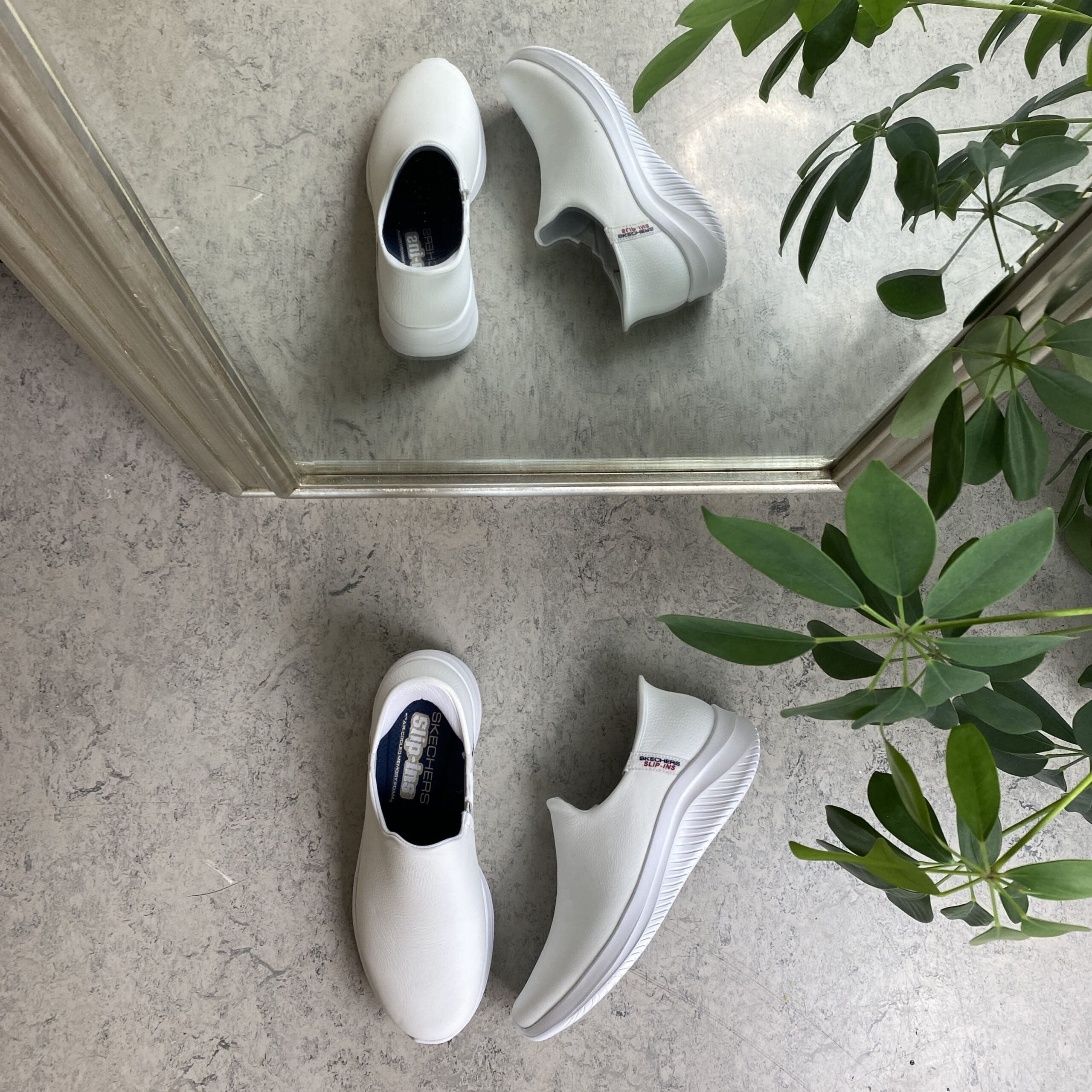 Vita slip-in-skor i läder från Skechers