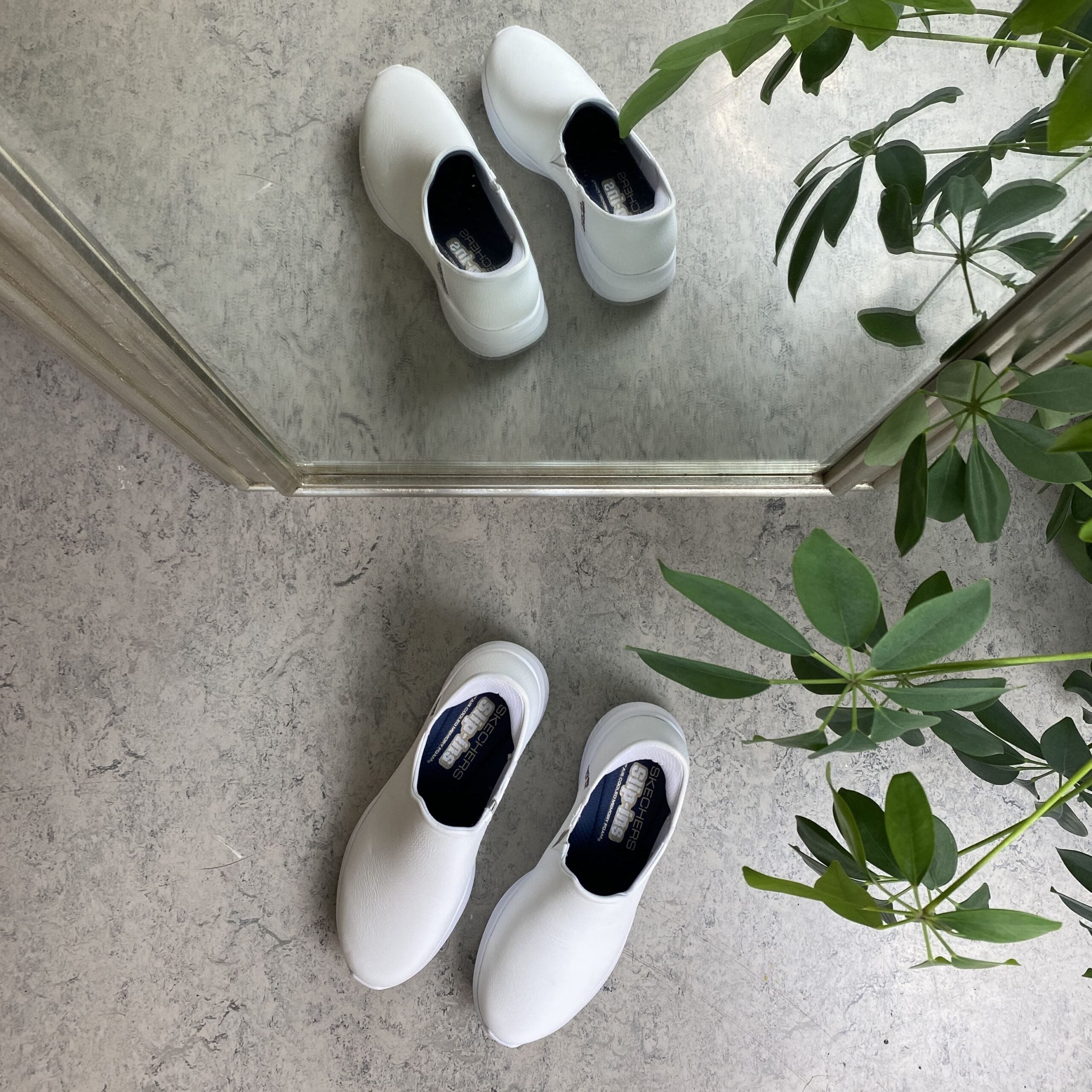 Vita slip-in-skor i läder från Skechers