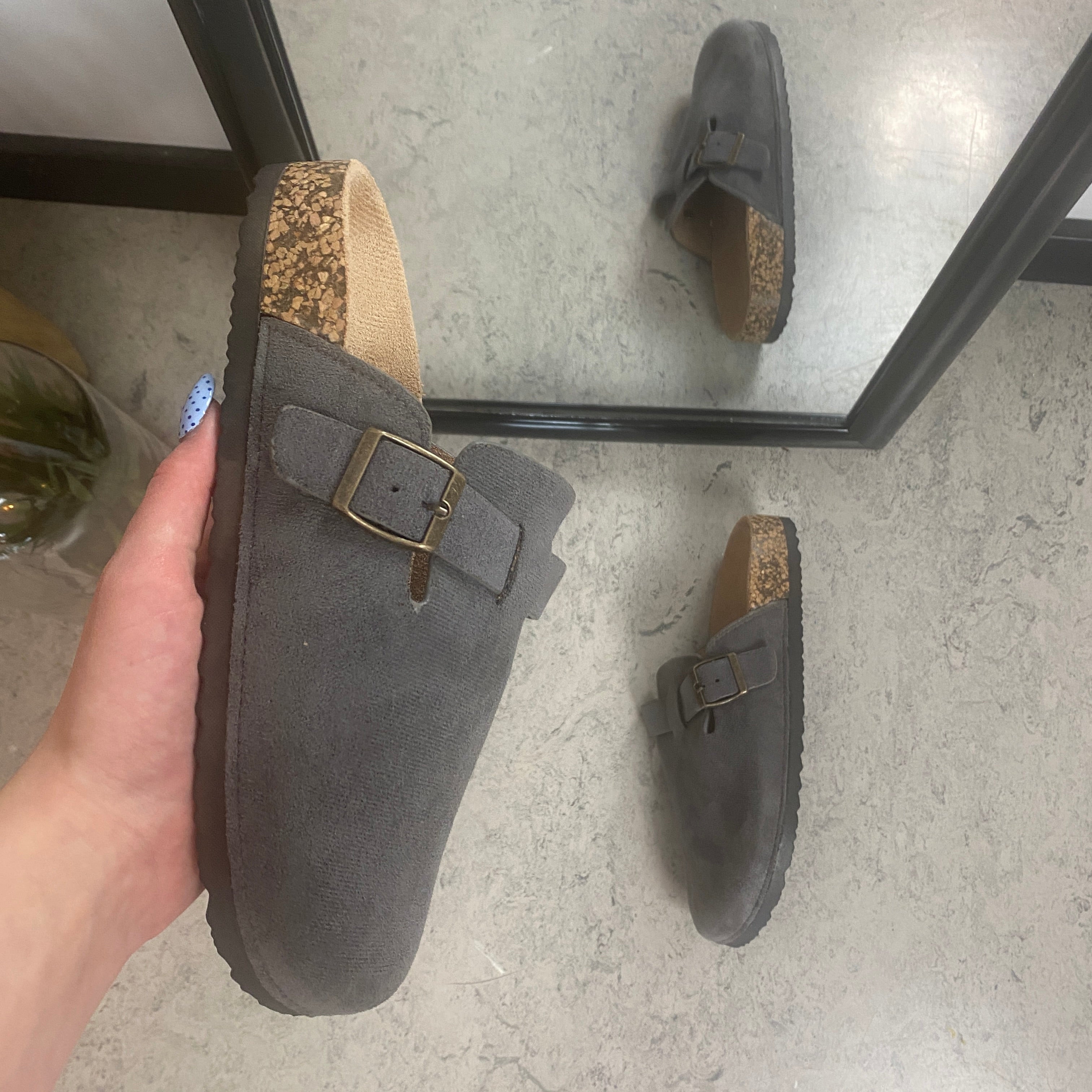 Grå slip-on sandal i textil – enkel och stilren modell