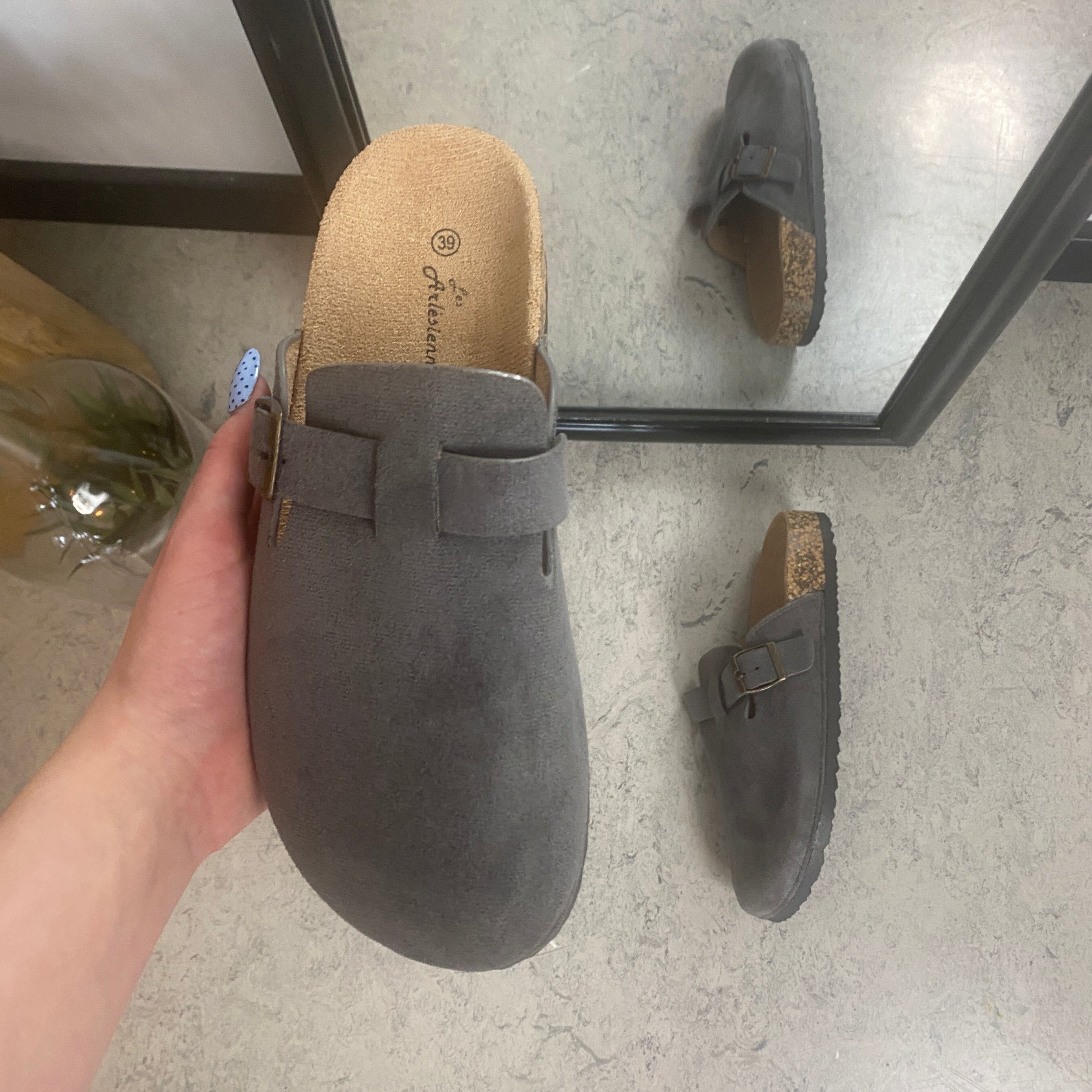 Grå slip-on sandal i textil – enkel och stilren modell