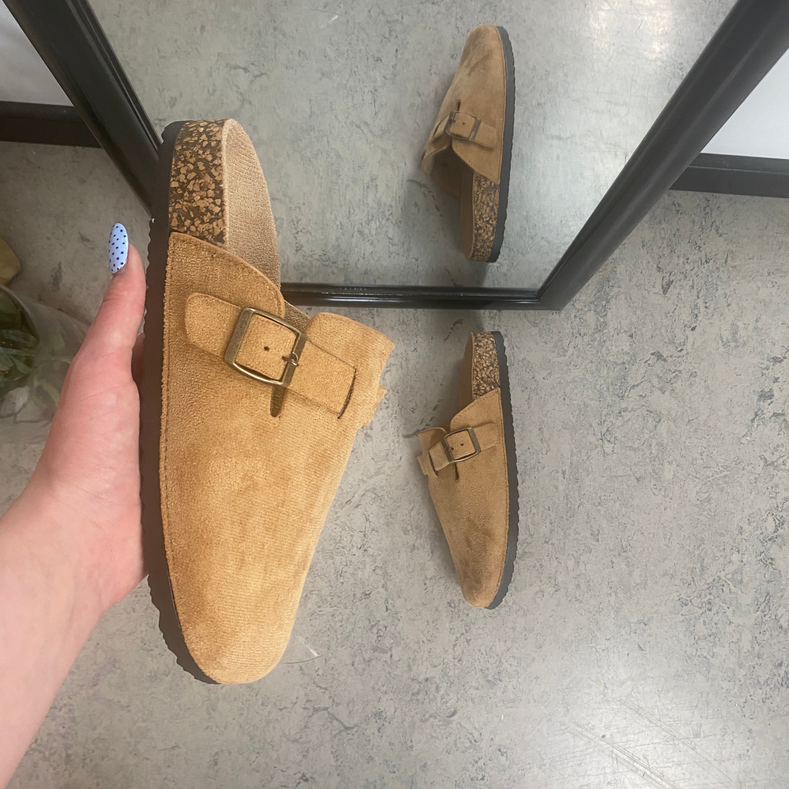 Ljusbrun slip-on sandal i textil – lätt & naturlig modell