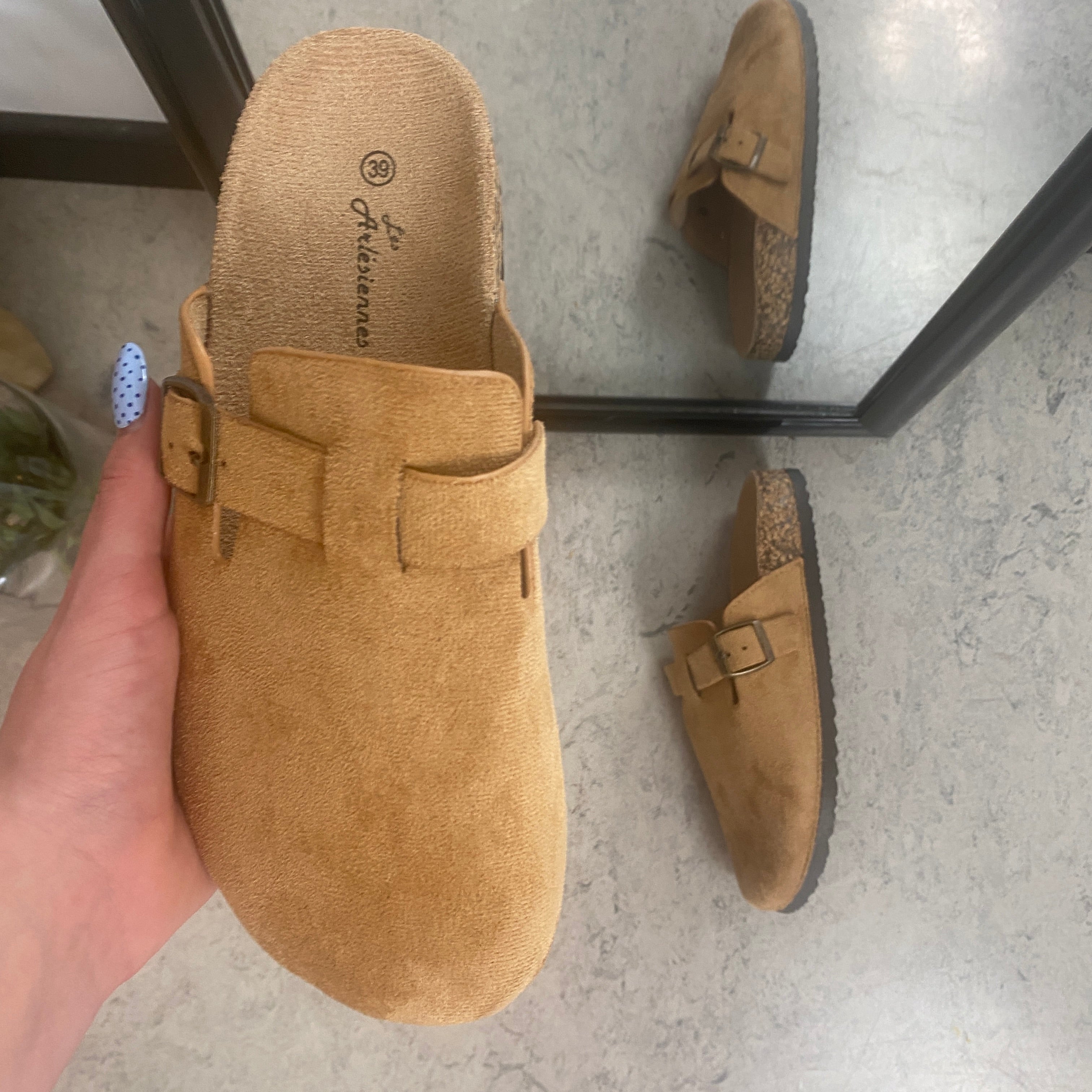 Ljusbrun slip-on sandal i textil – lätt & naturlig modell
