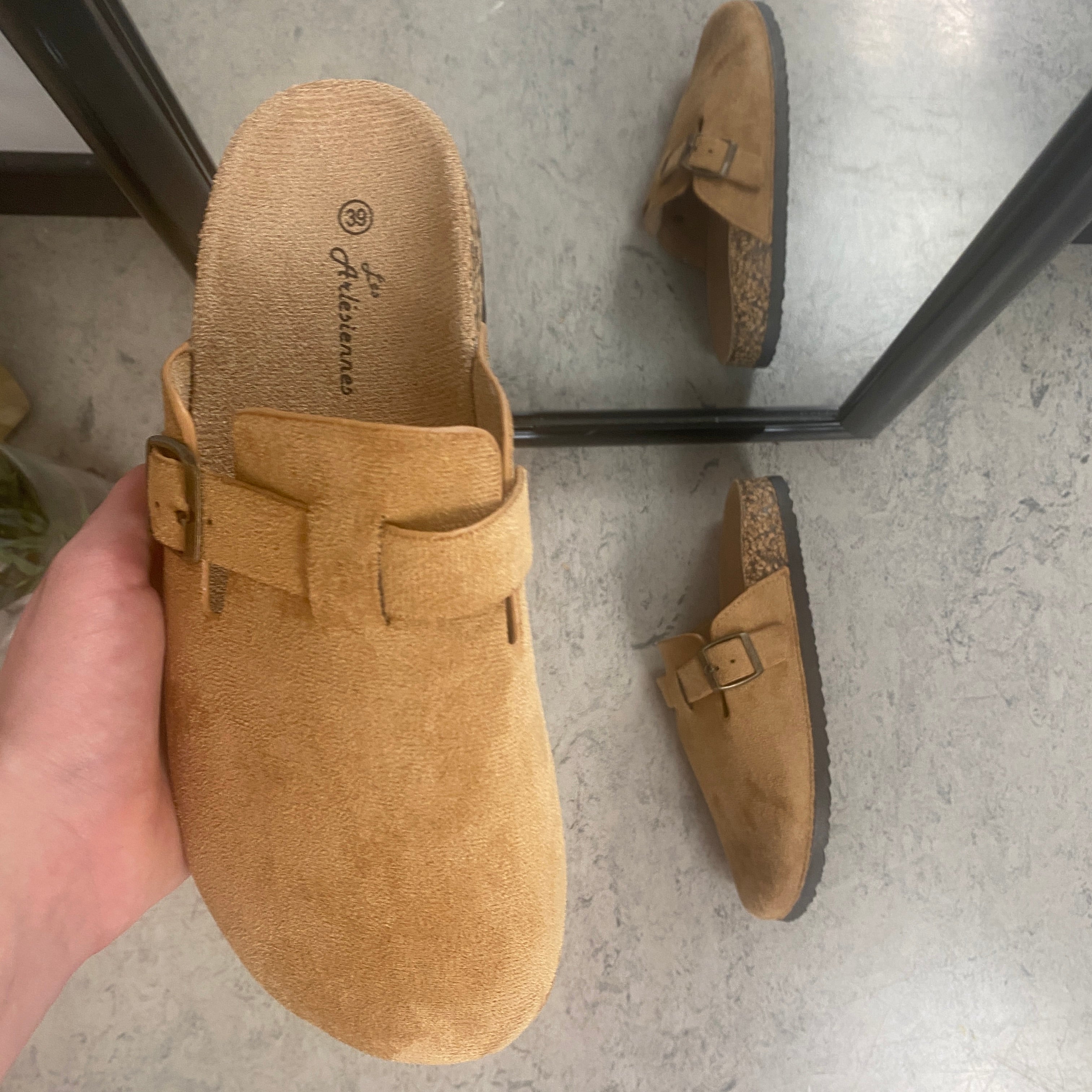 Ljusbrun slip-on sandal i textil – lätt & naturlig modell