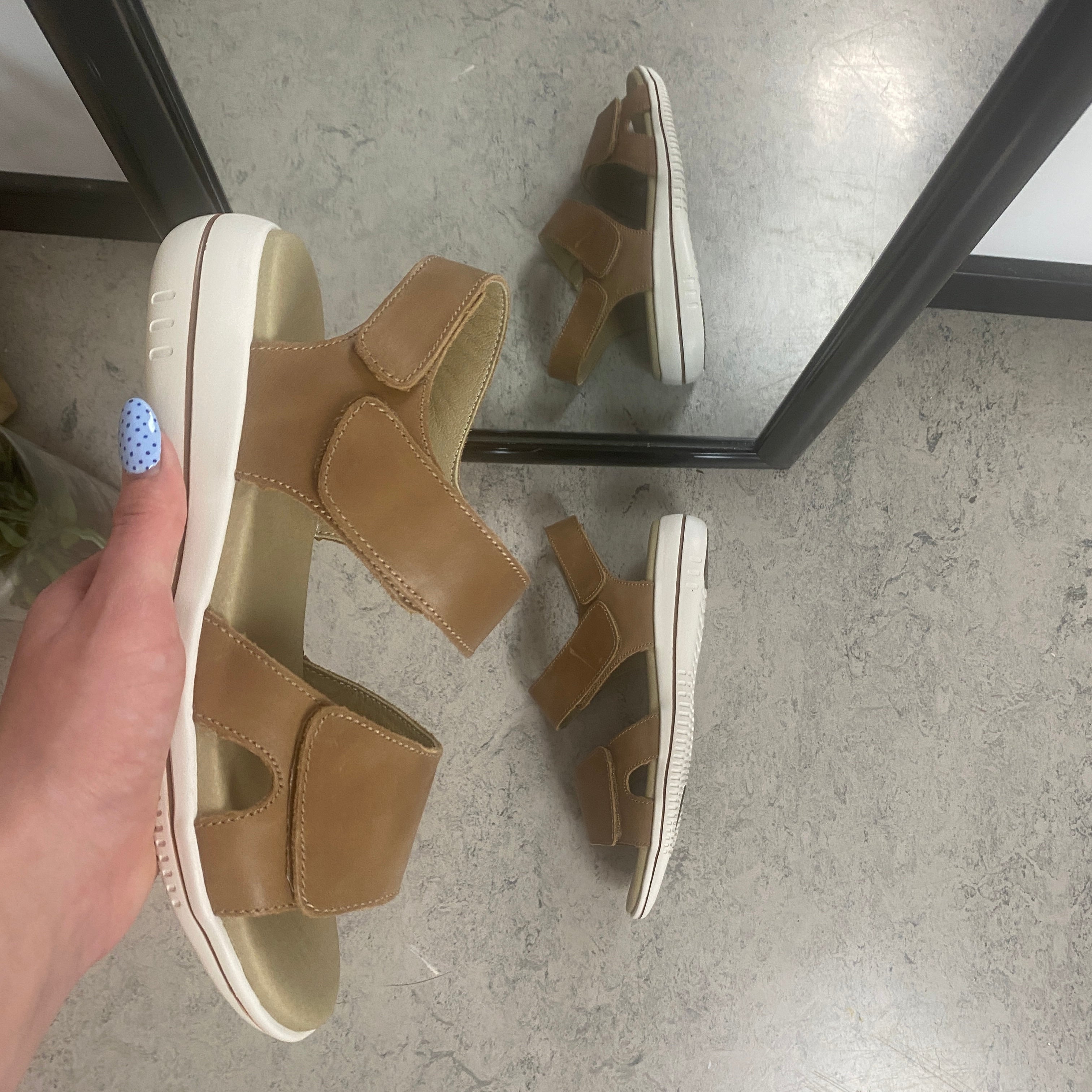 Green Comfort Leaf sandal – ljusbrun skinnsandal med hålfotsstöd & kardborre