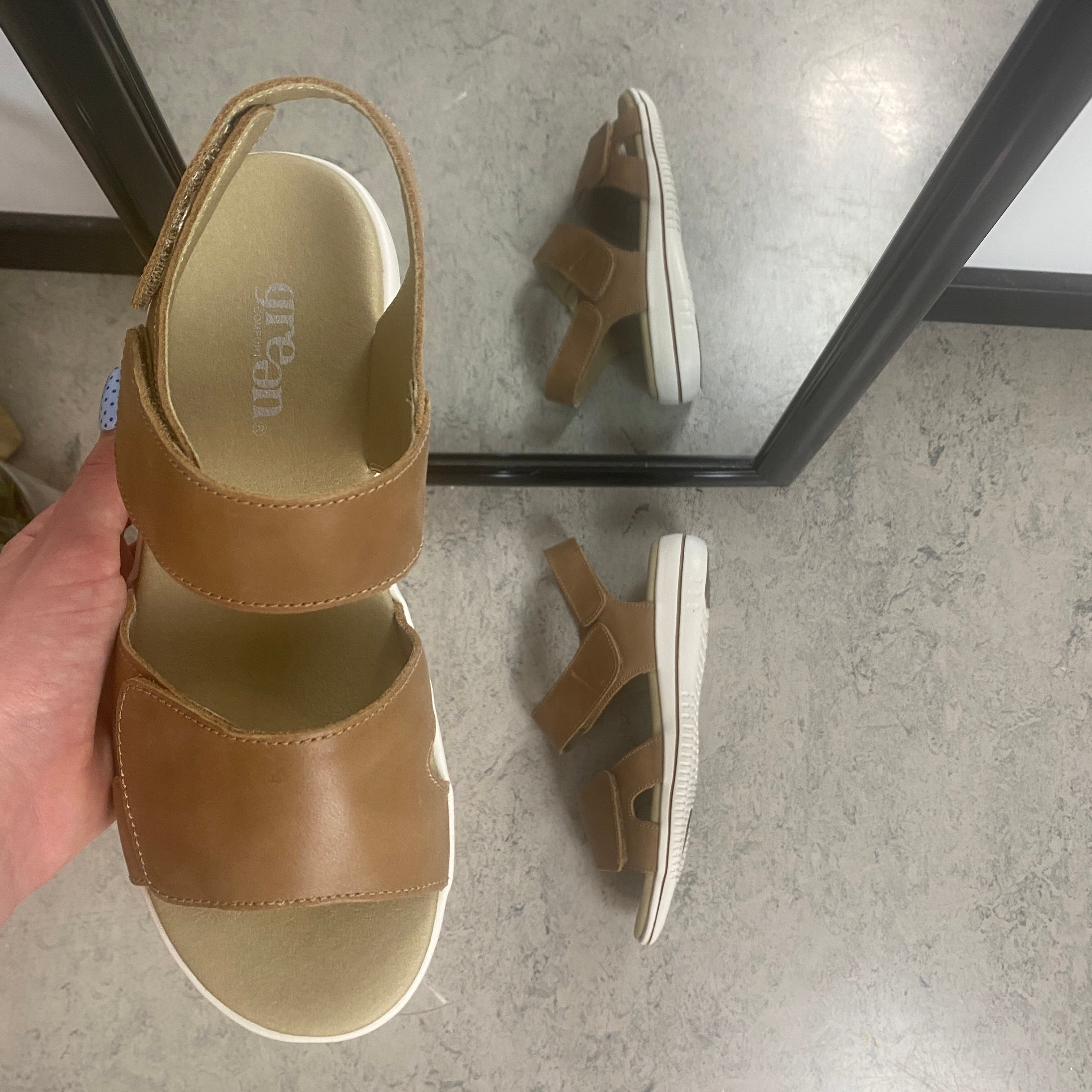 Green Comfort Leaf sandal – ljusbrun skinnsandal med hålfotsstöd & kardborre