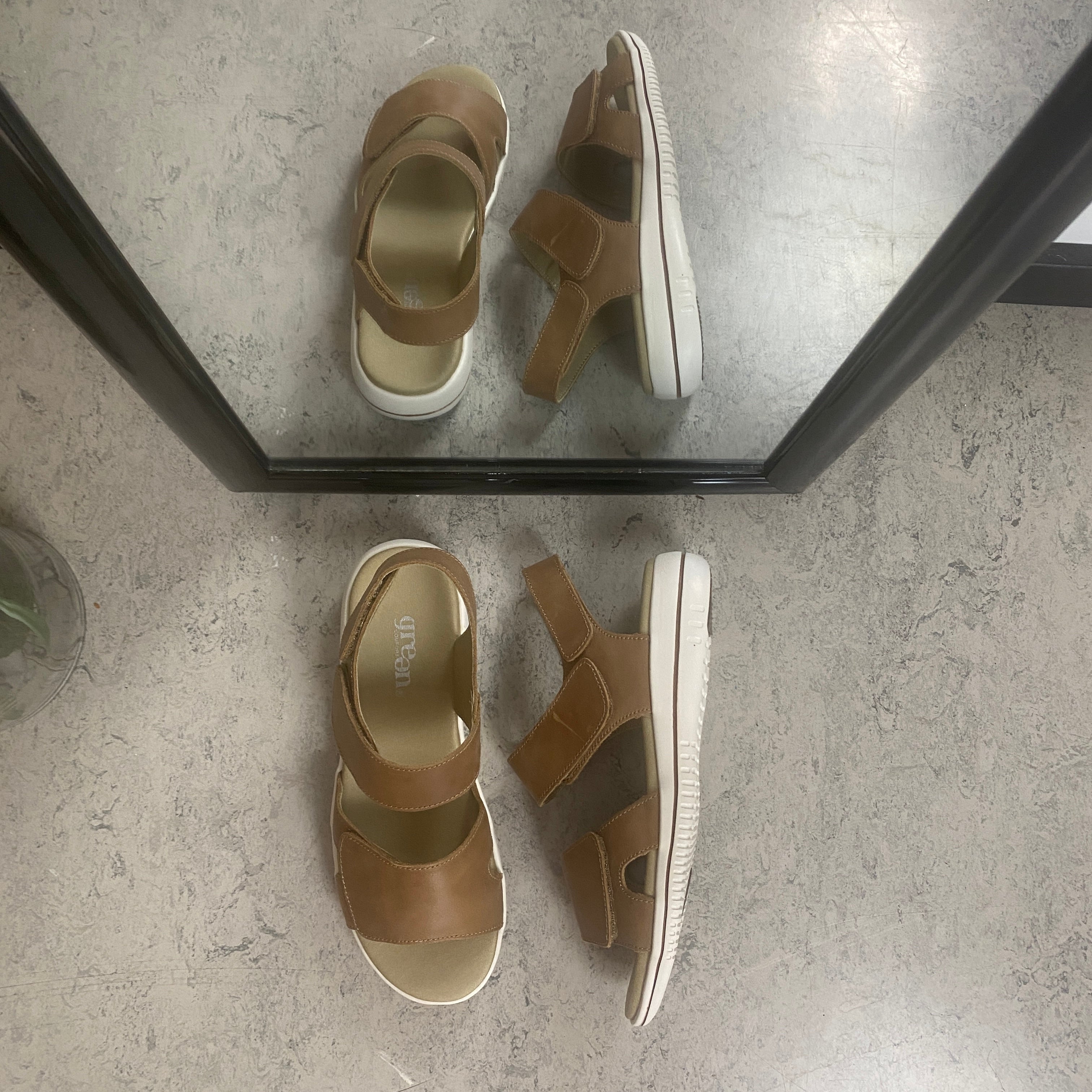 Green Comfort Leaf sandal – ljusbrun skinnsandal med hålfotsstöd & kardborre