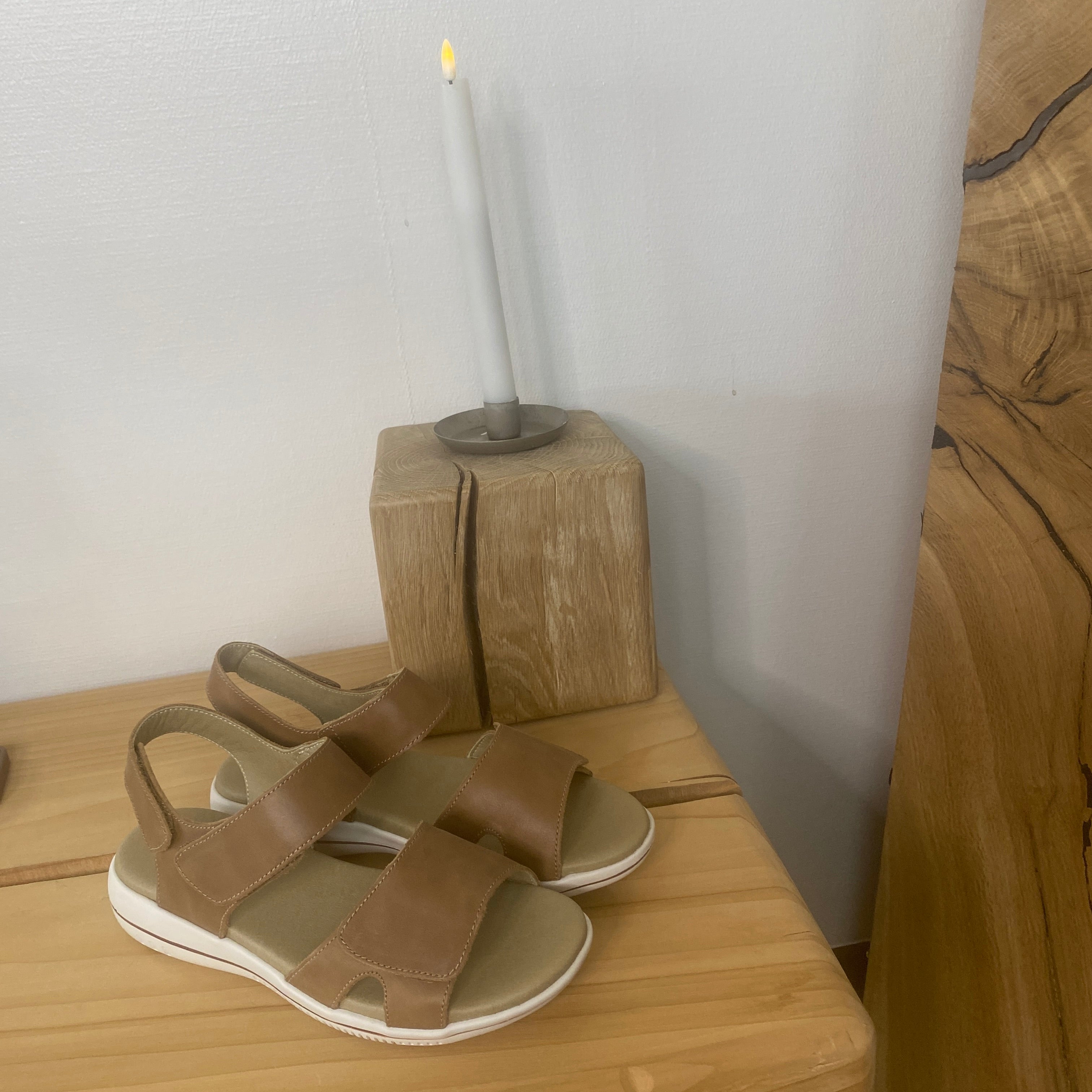 Green Comfort Leaf sandal – ljusbrun skinnsandal med hålfotsstöd & kardborre