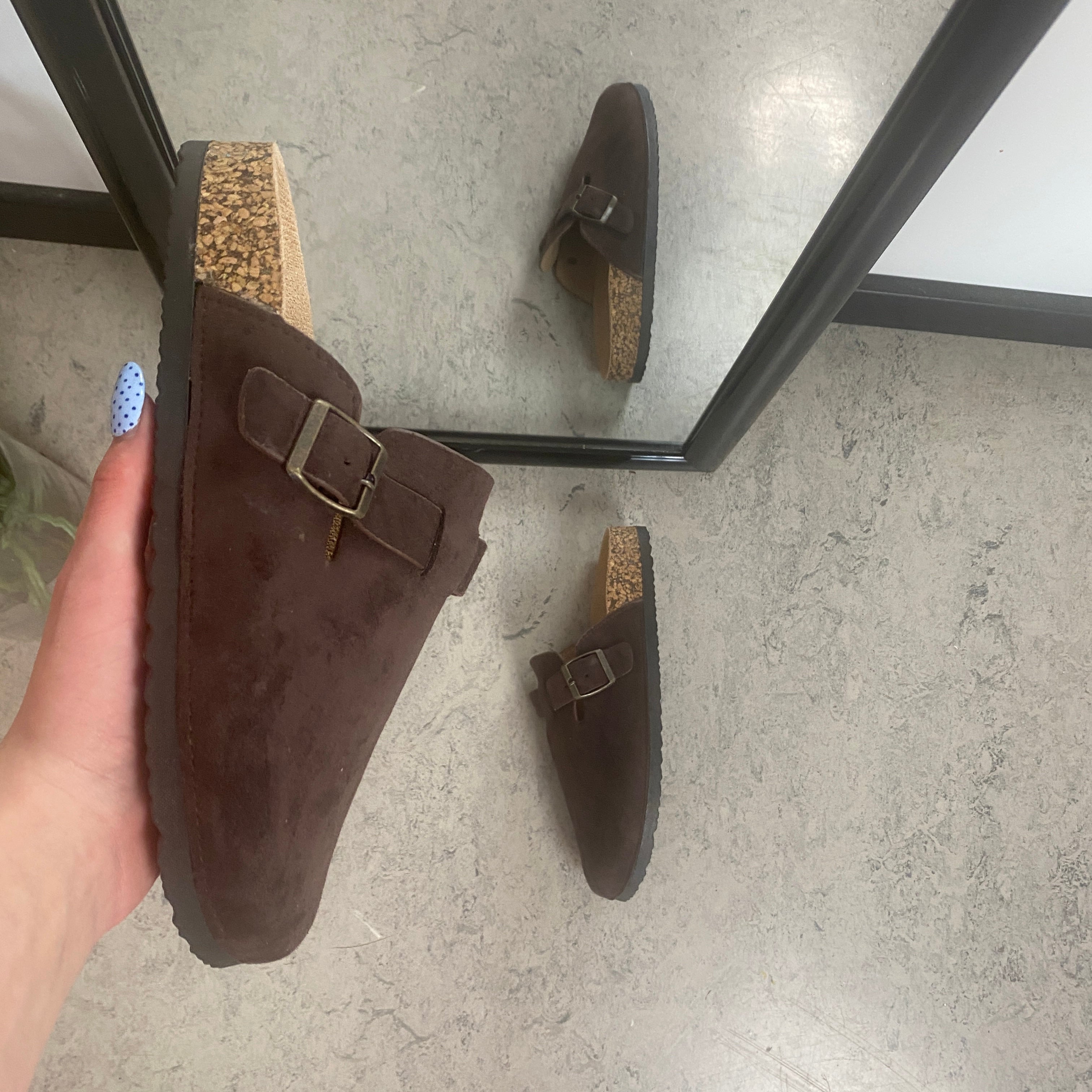 Mörkbrun slip-on sandal i textil - klassisk modell med justerbart spänne