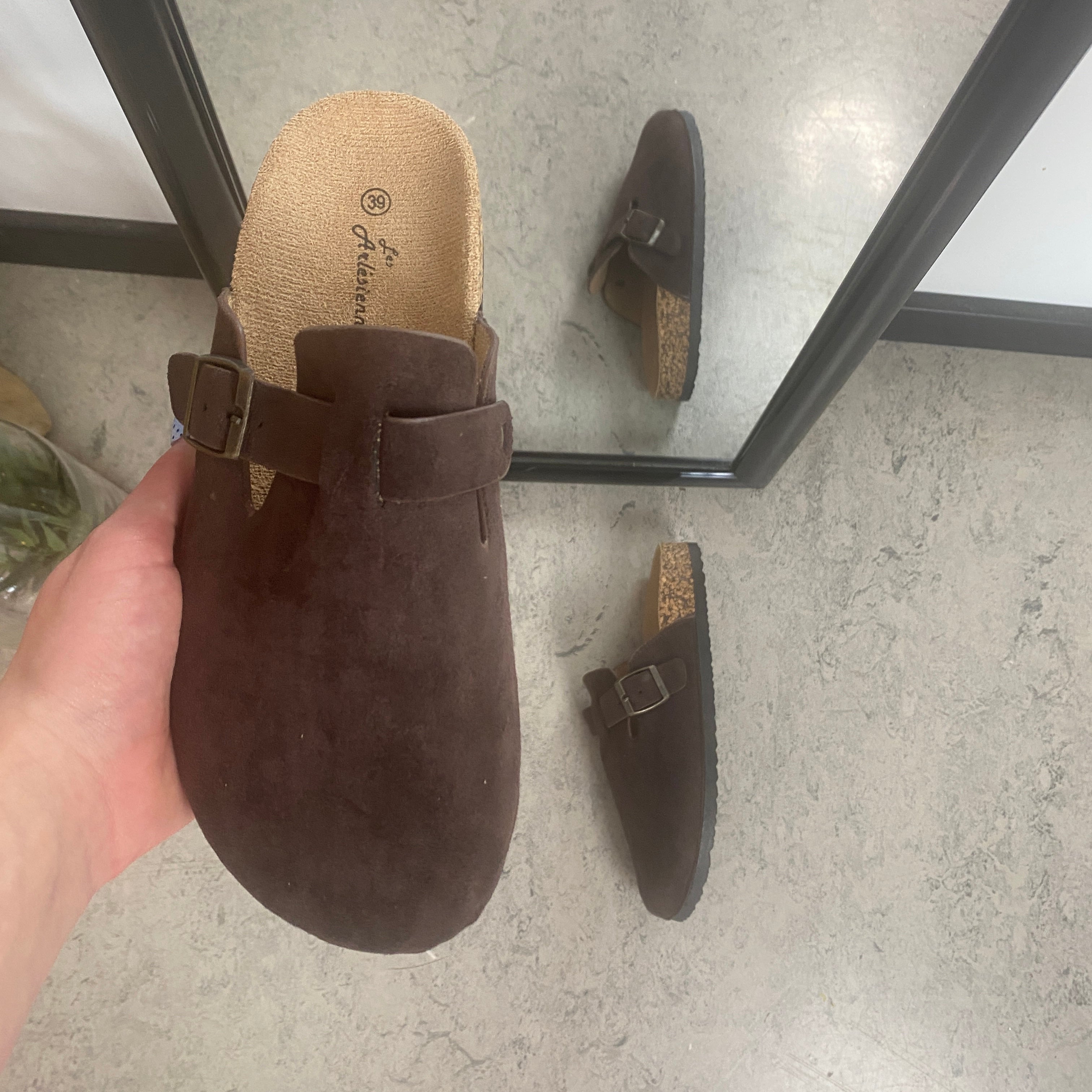 Mörkbrun slip-on sandal i textil - klassisk modell med justerbart spänne