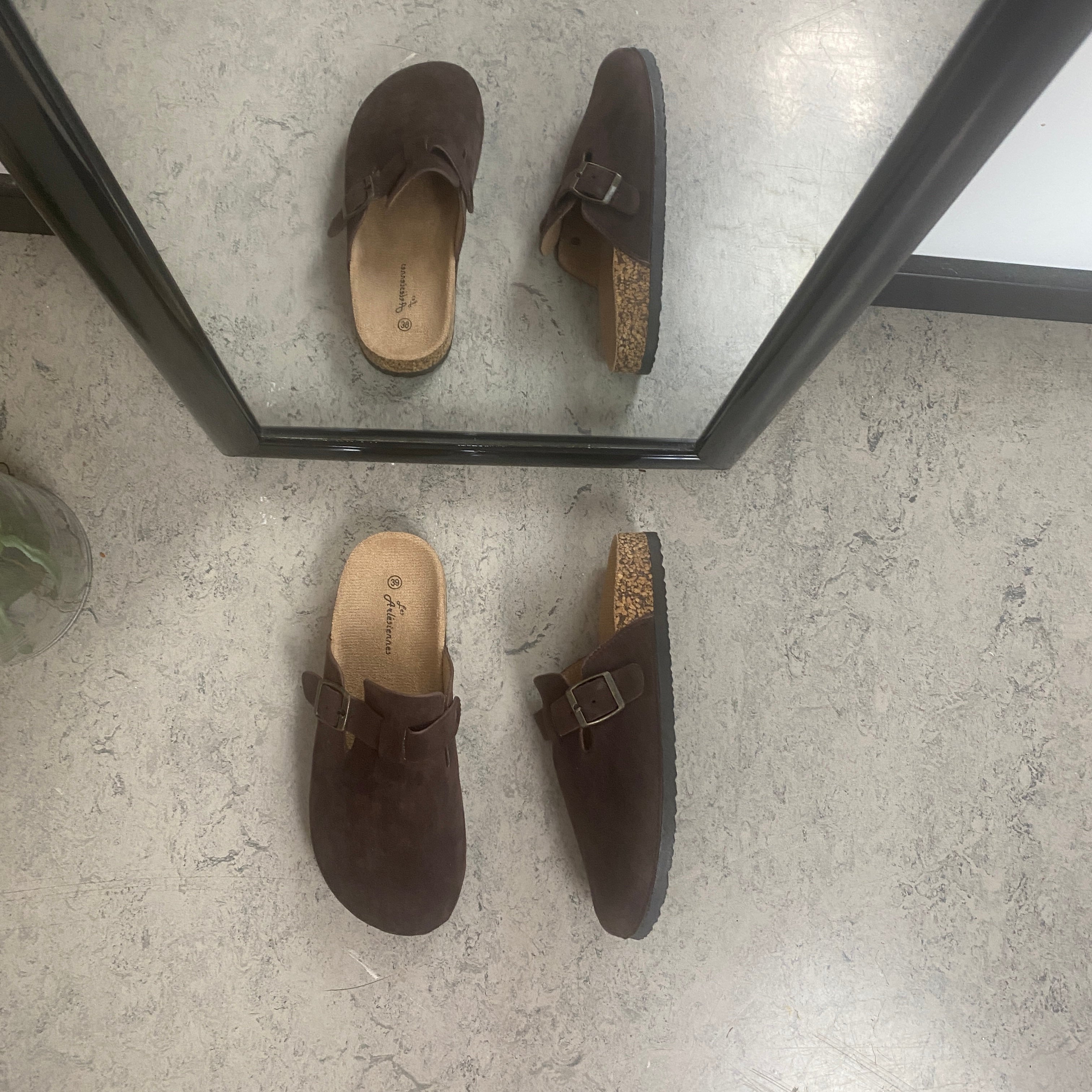 Mörkbrun slip-on sandal i textil - klassisk modell med justerbart spänne
