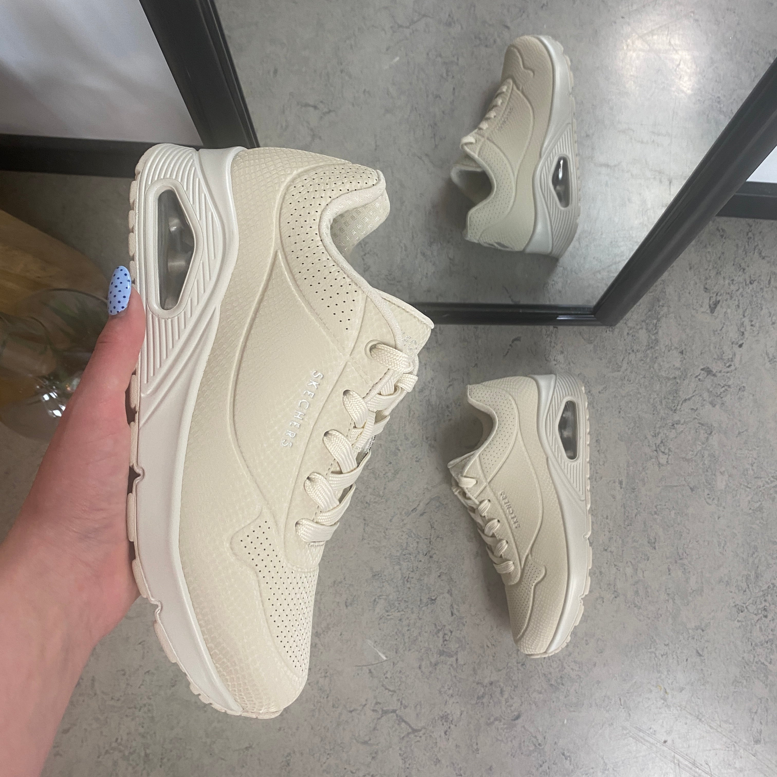 Skechers Street™ UNO – Shiny Scale – Krämvit