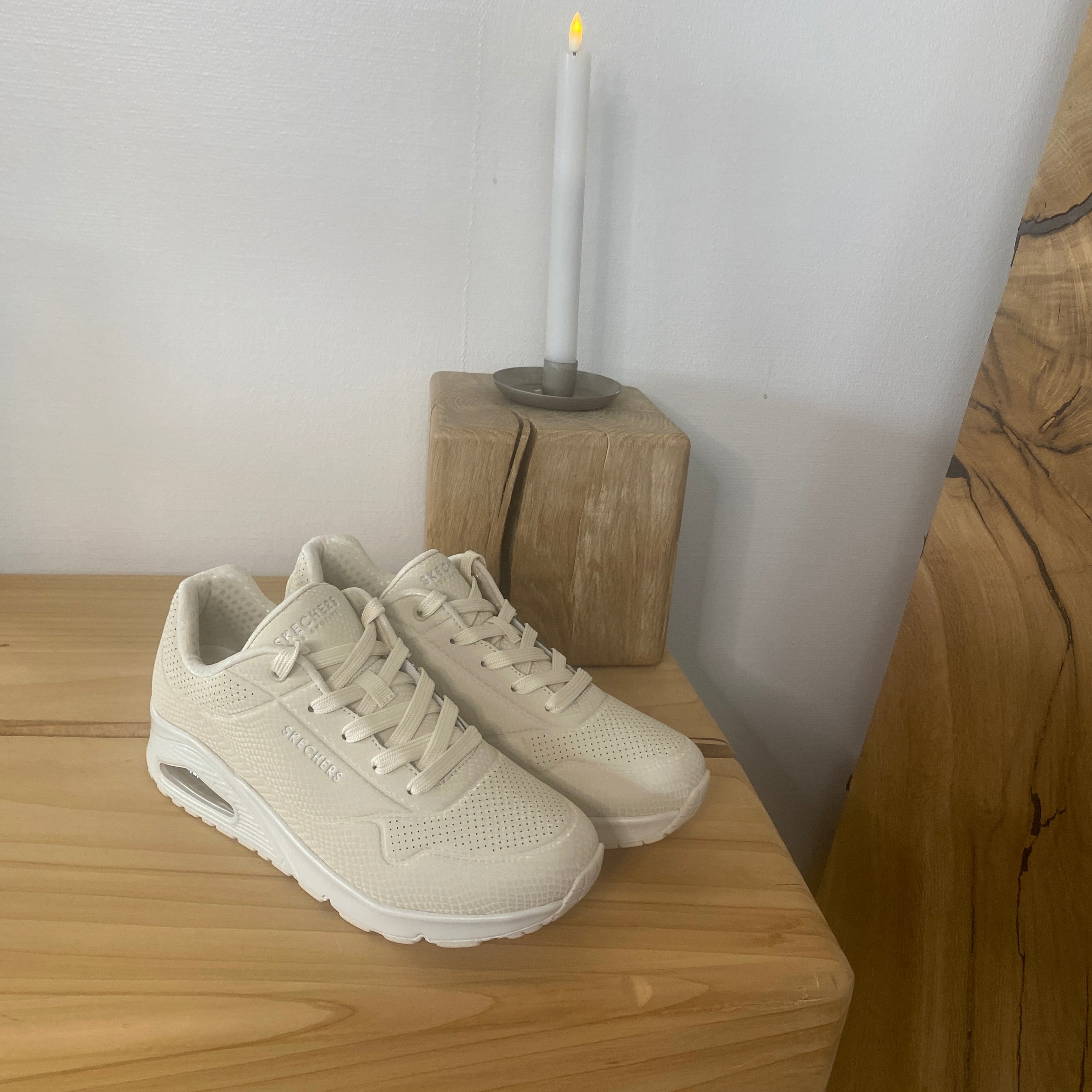 Skechers Street™ UNO – Shiny Scale – Krämvit