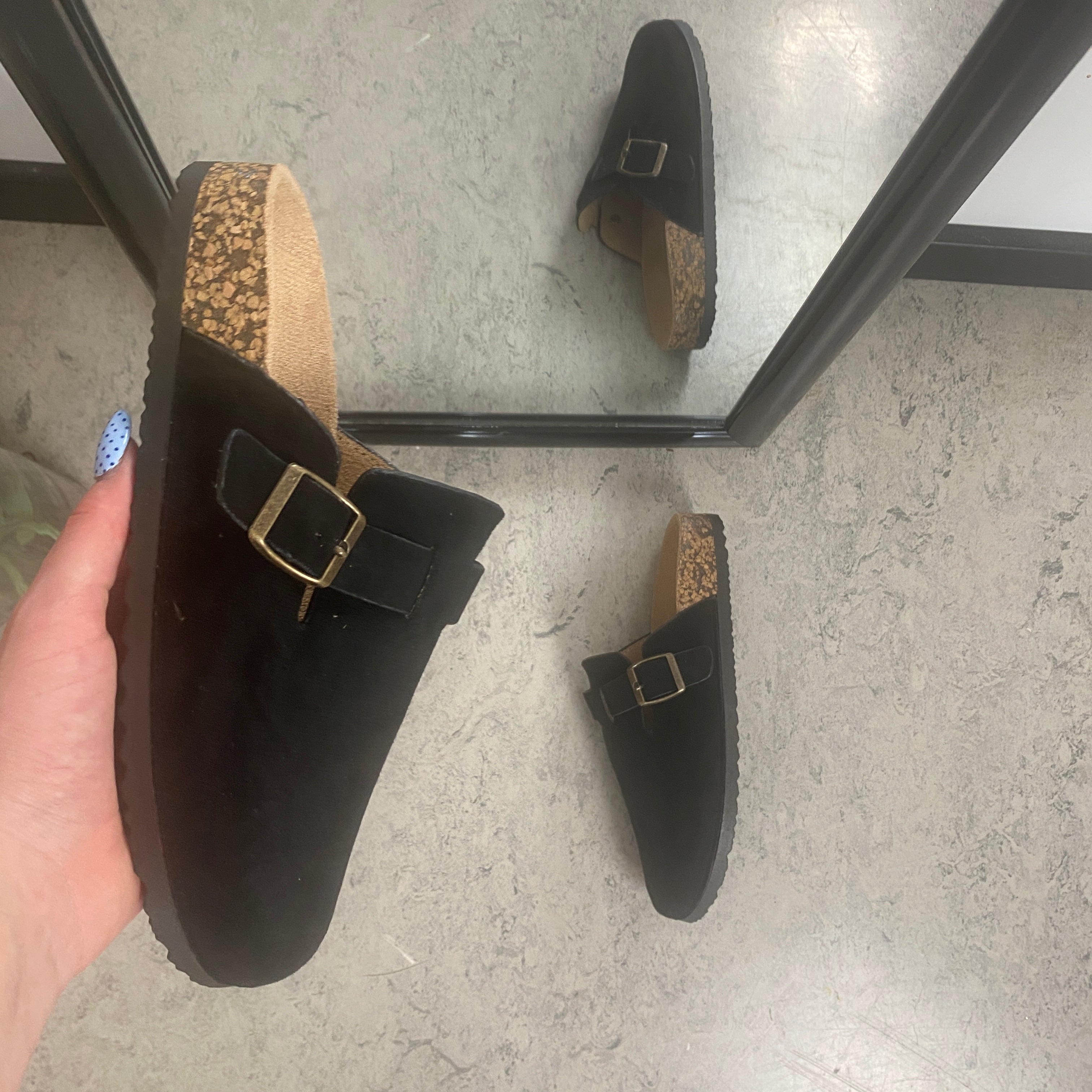Svart slip-on sandal i textil – klassisk modell med justerbart spänne