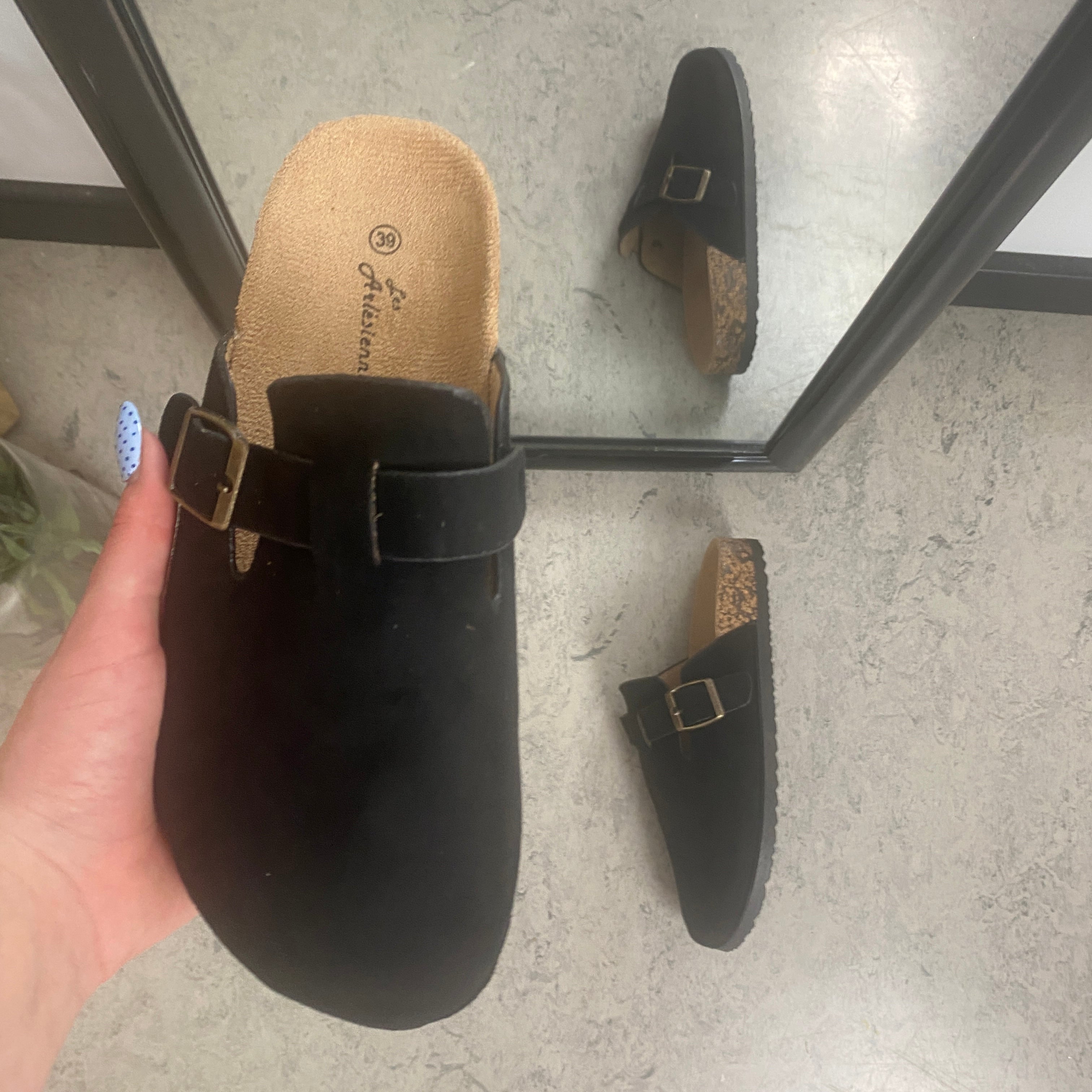 Svart slip-on sandal i textil – klassisk modell med justerbart spänne