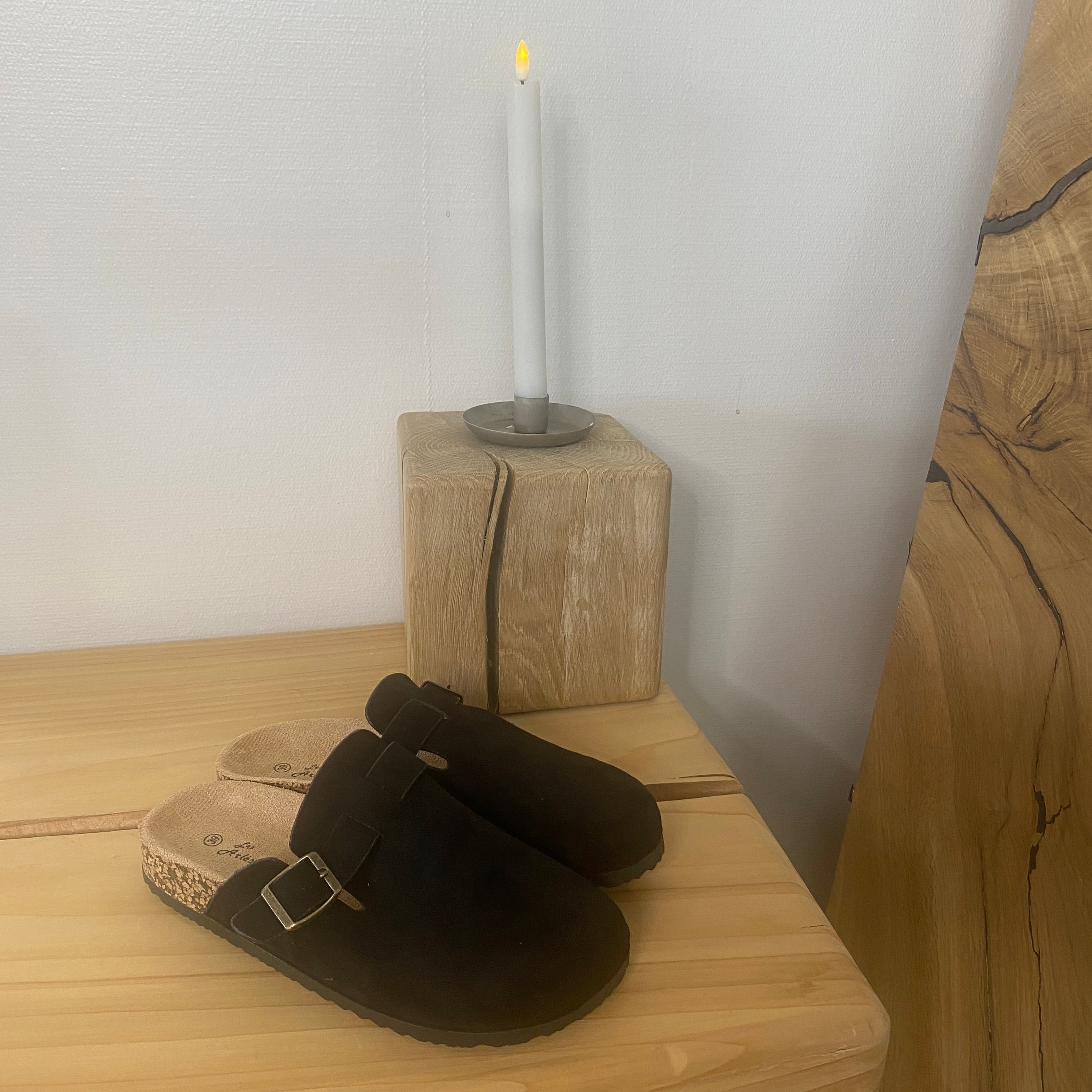 Svart slip-on sandal i textil – klassisk modell med justerbart spänne