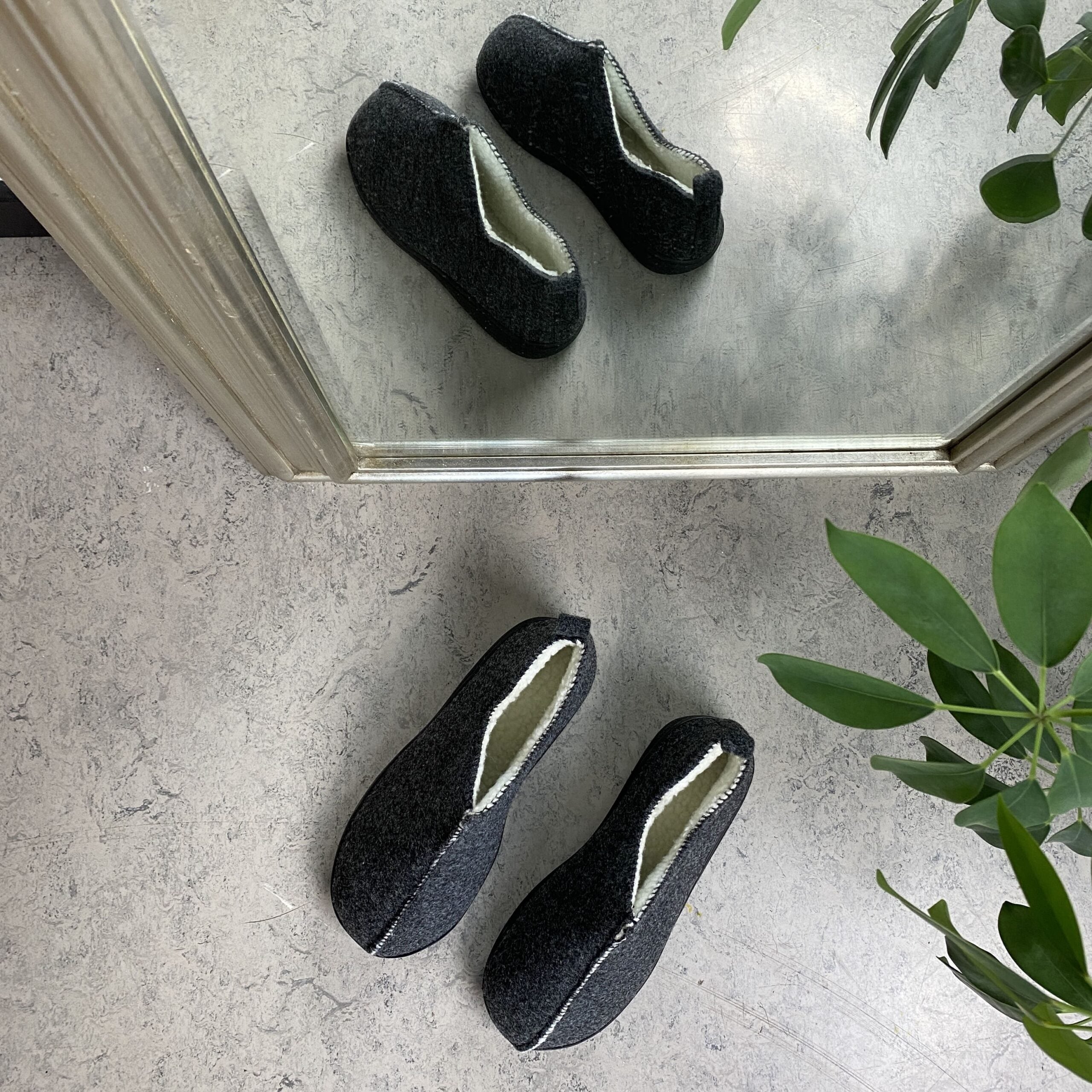 Mycket mjuka och bekväma mörkgrå tofflor