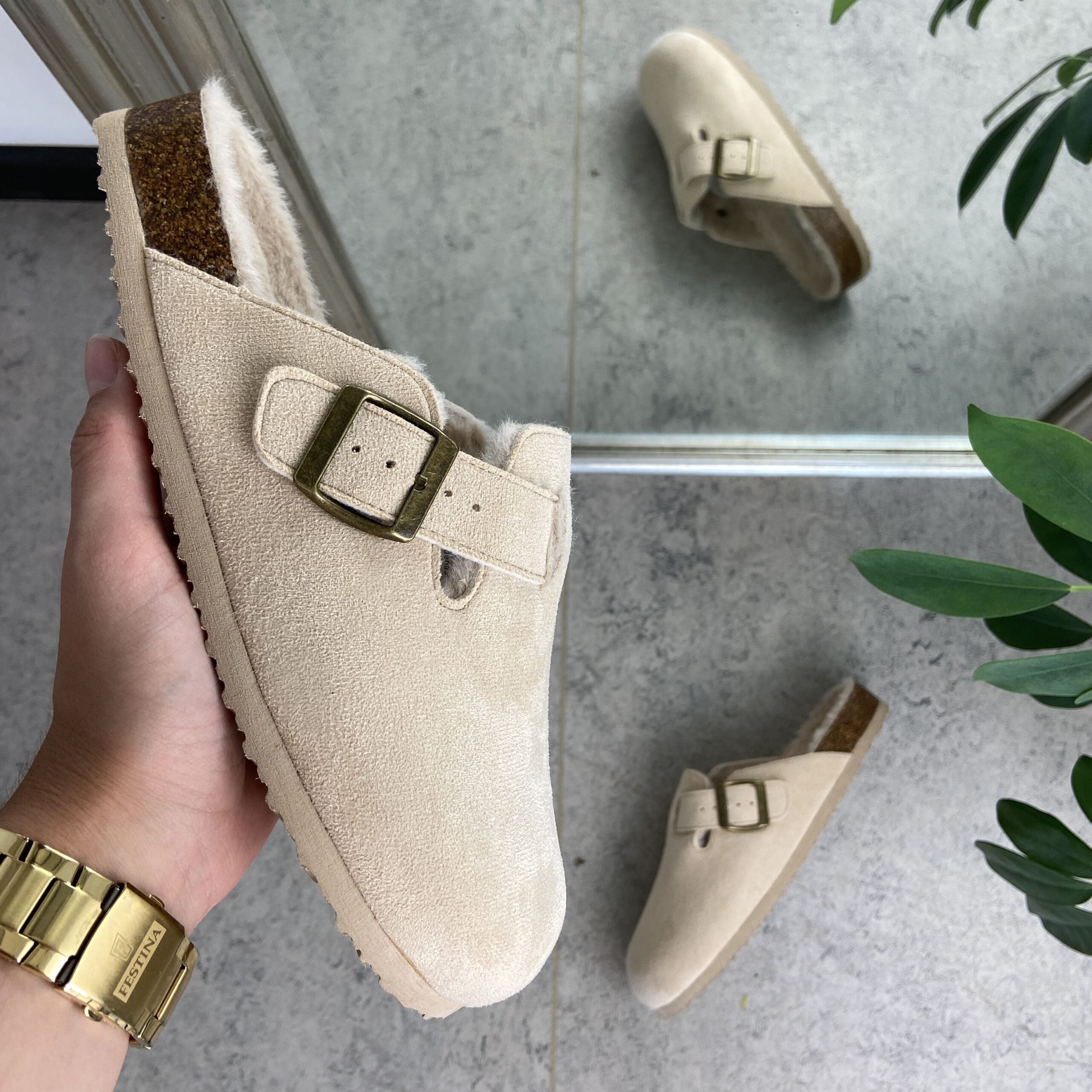 Ljusa slip-on-tofflor