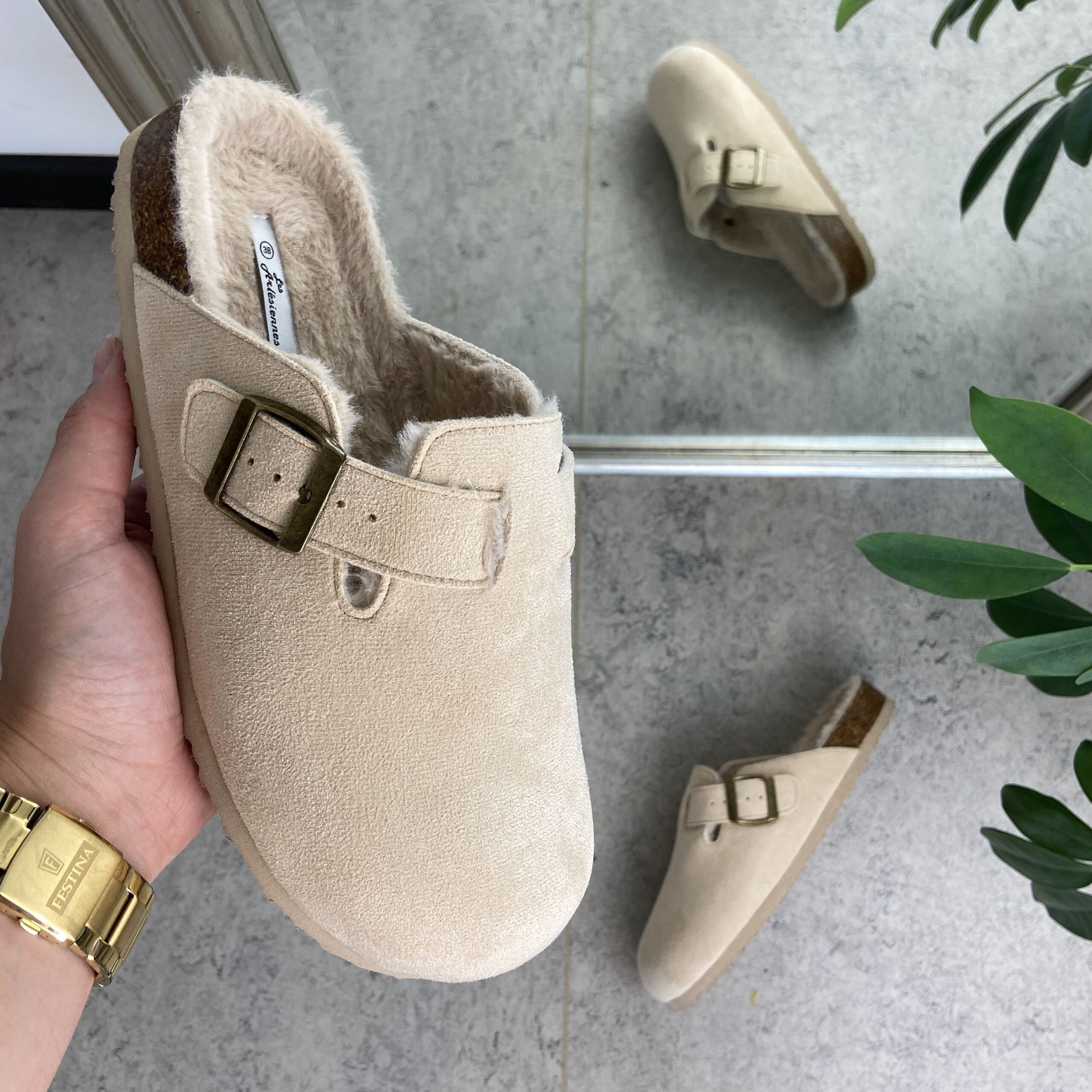 Ljusa slip-on-tofflor