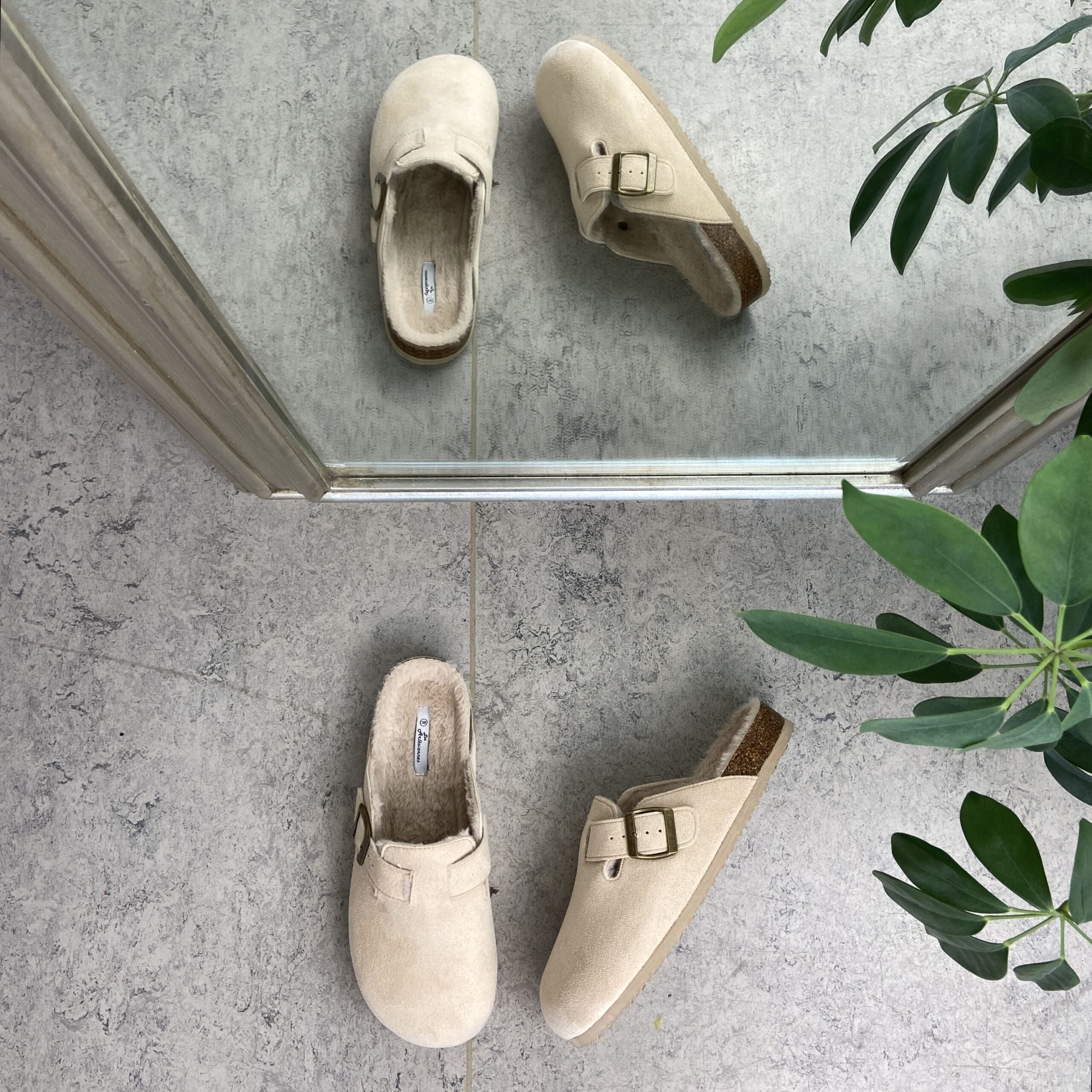 Ljusa slip-on-tofflor