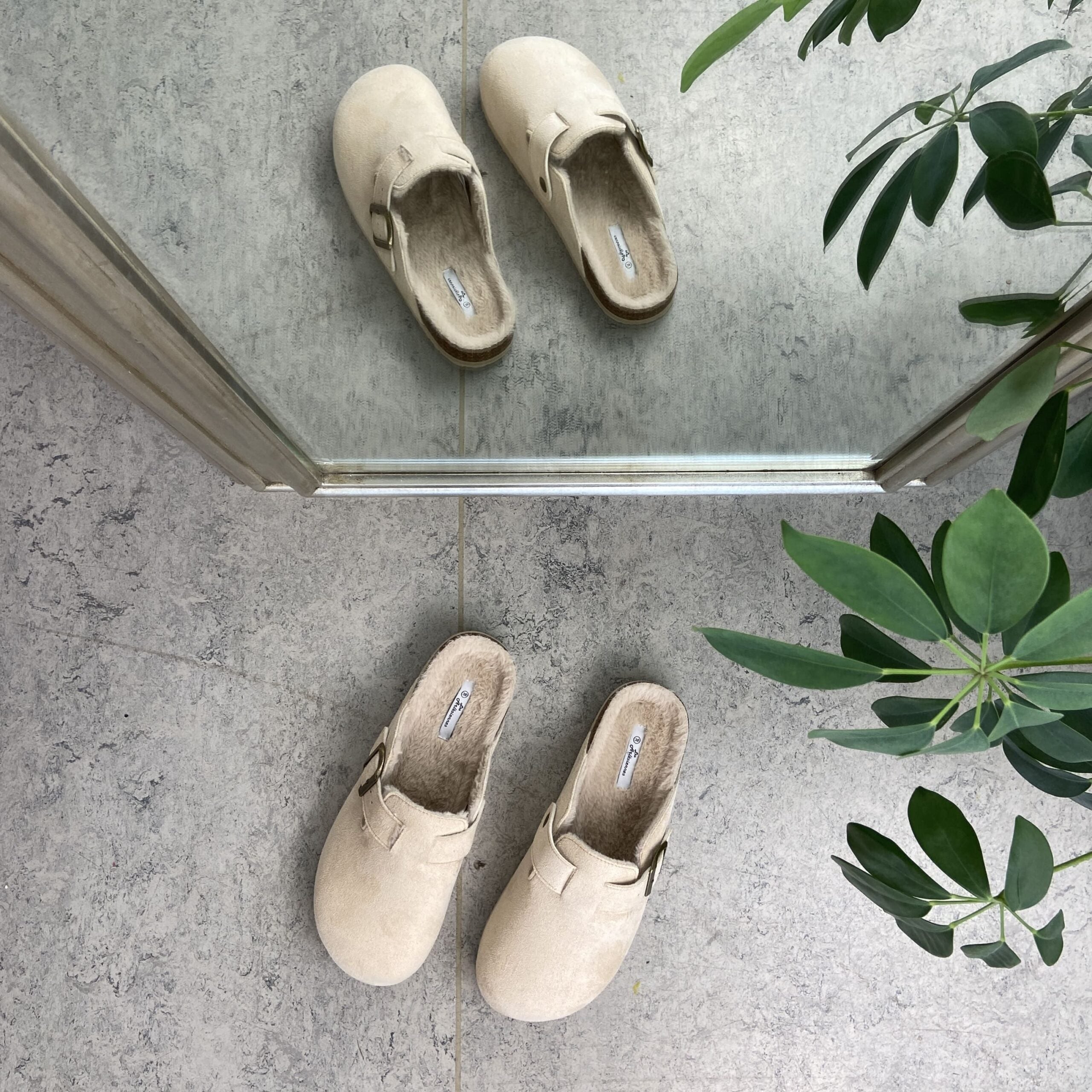 Ljusa slip-on-tofflor