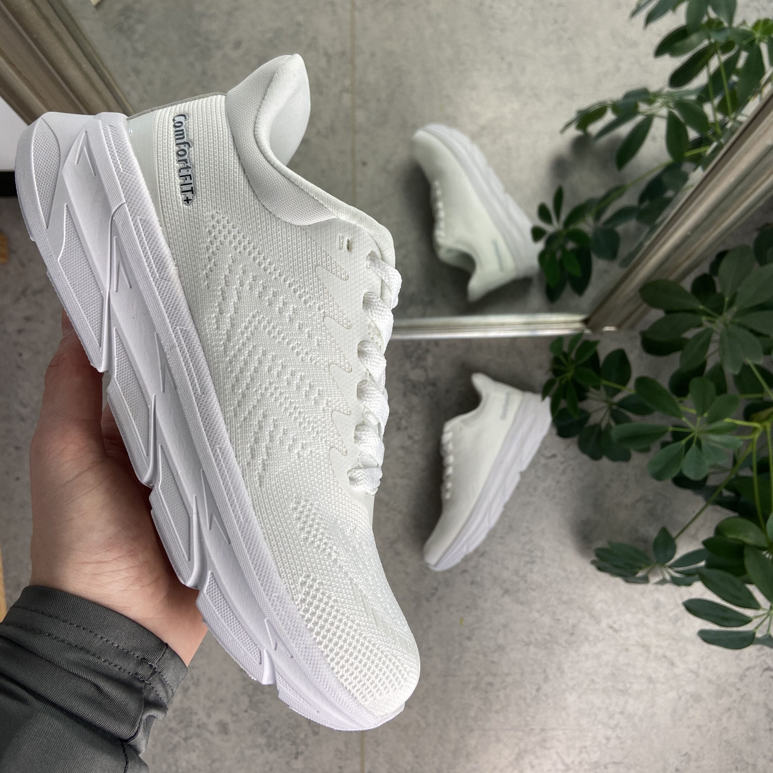 Vita ComfortFit sneakers från Endurance