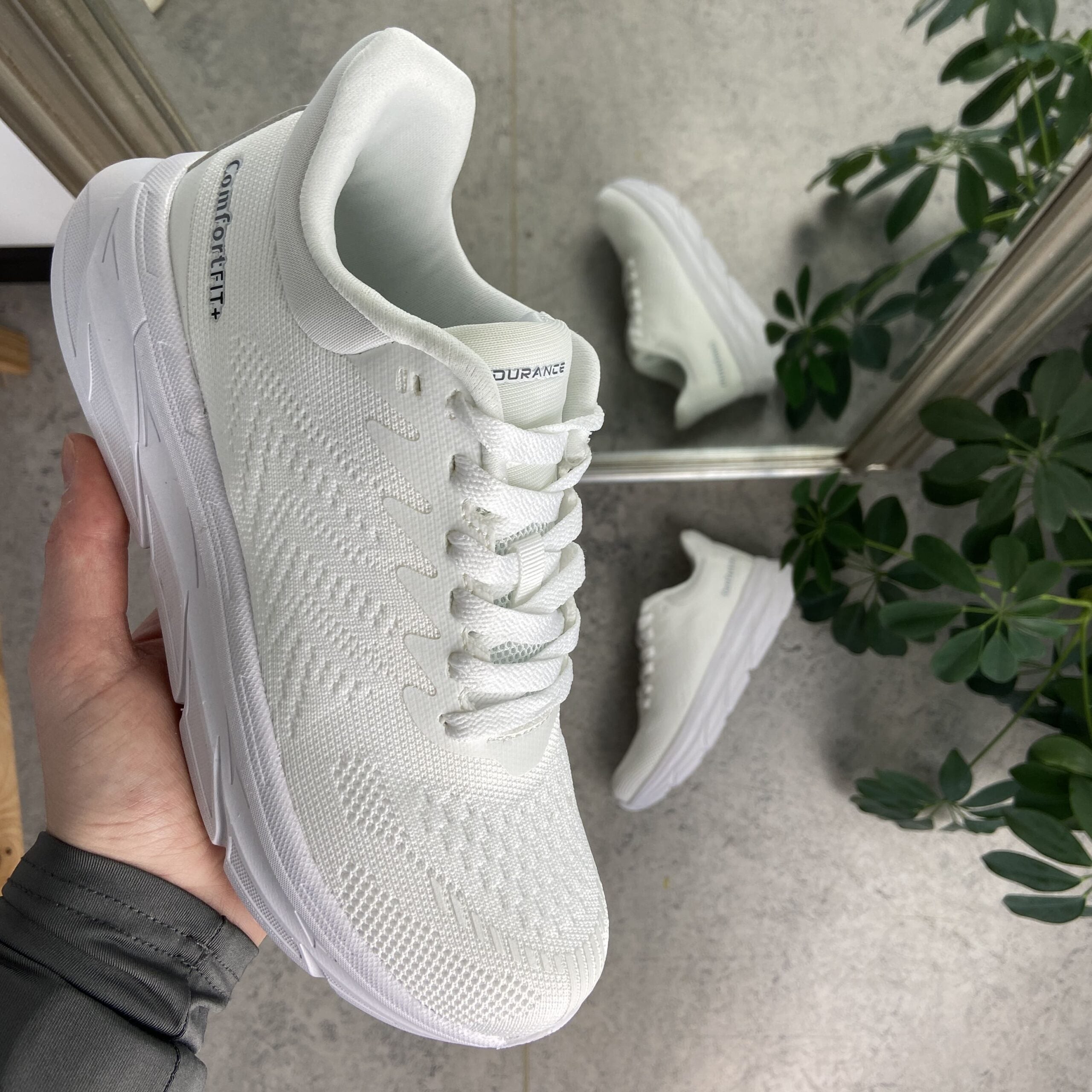 Vita ComfortFit sneakers från Endurance