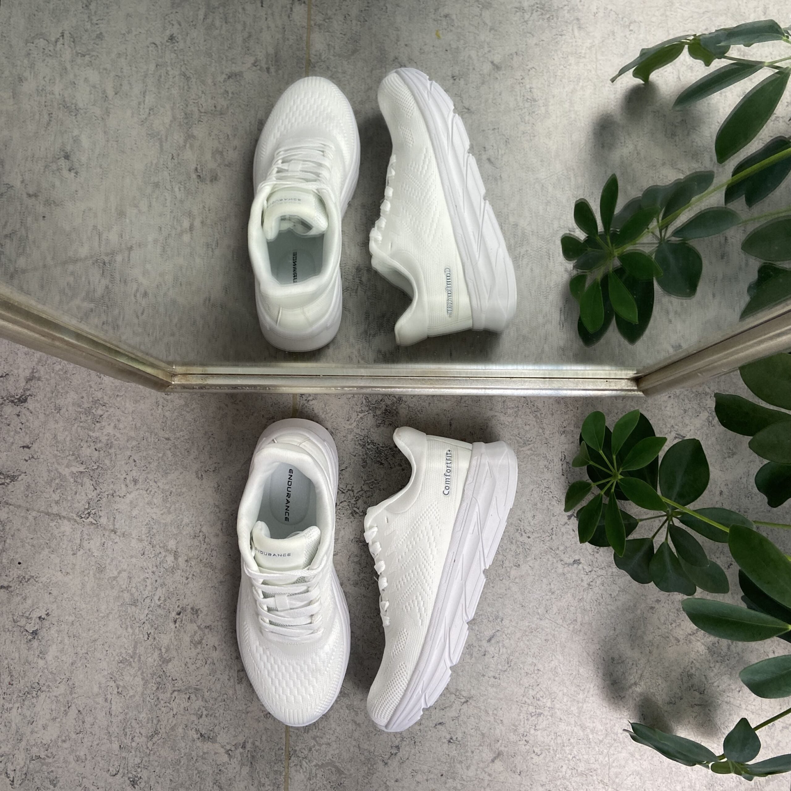 Vita ComfortFit sneakers från Endurance