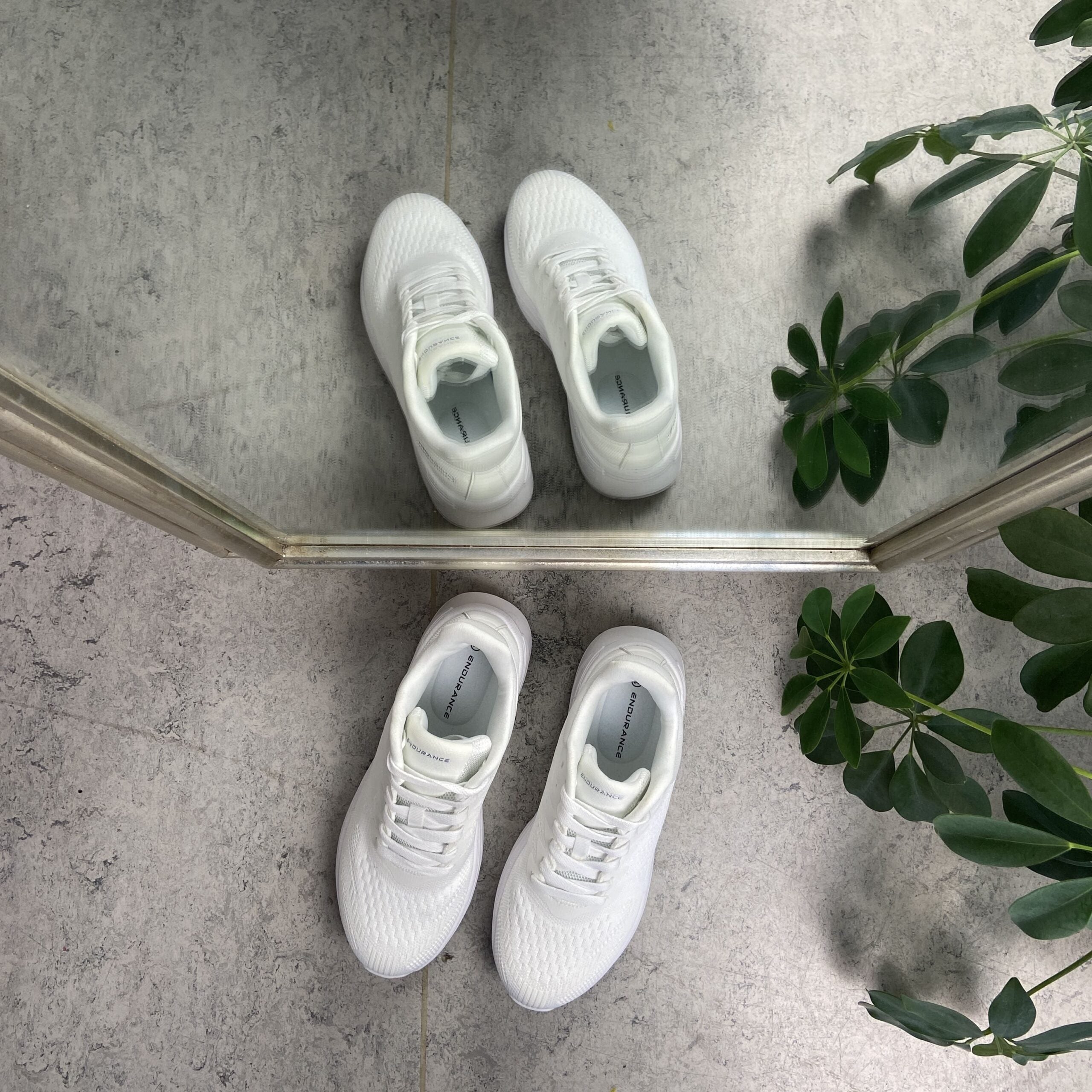 Vita ComfortFit sneakers från Endurance