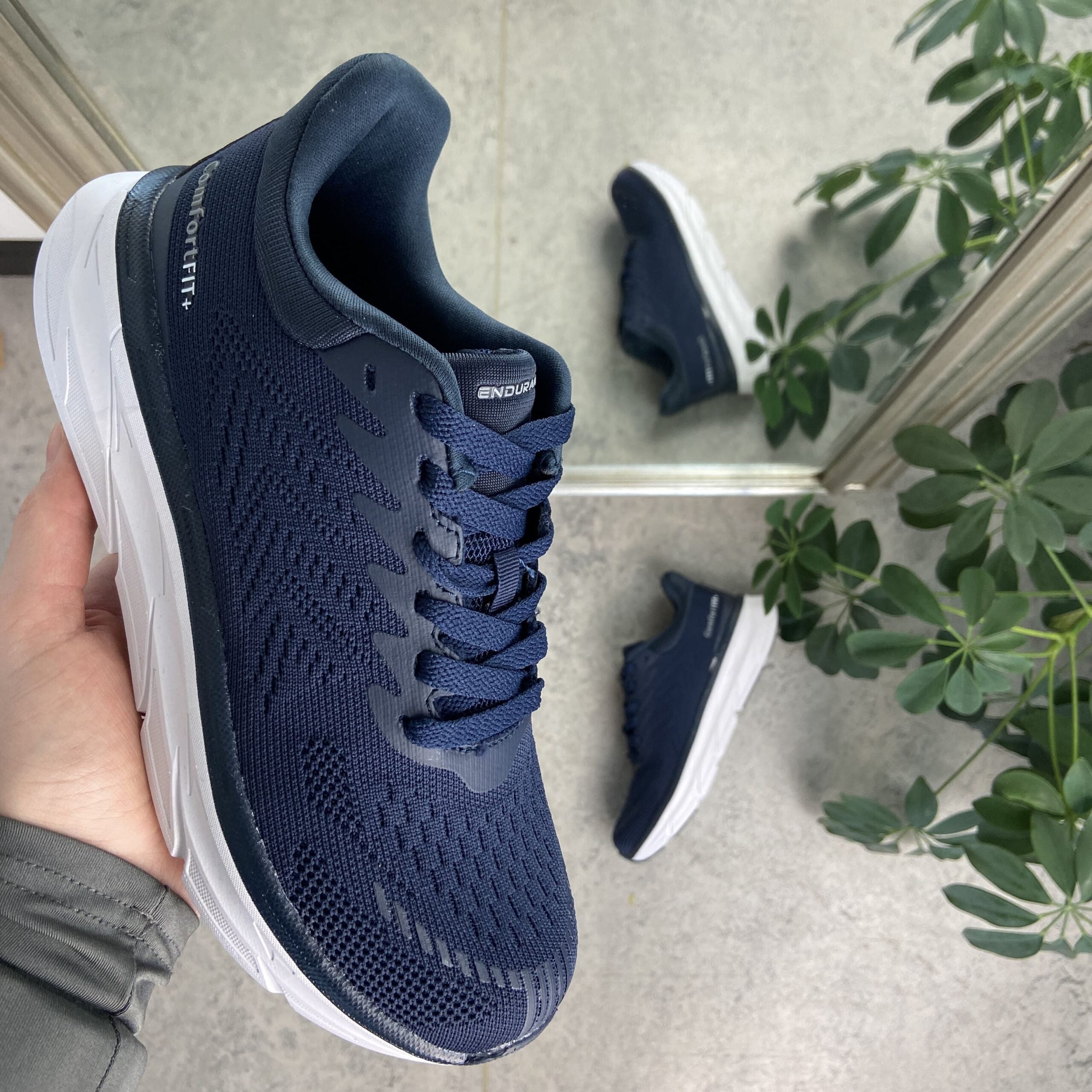 Mörkblå ComfortFit-sneakers från Endurance